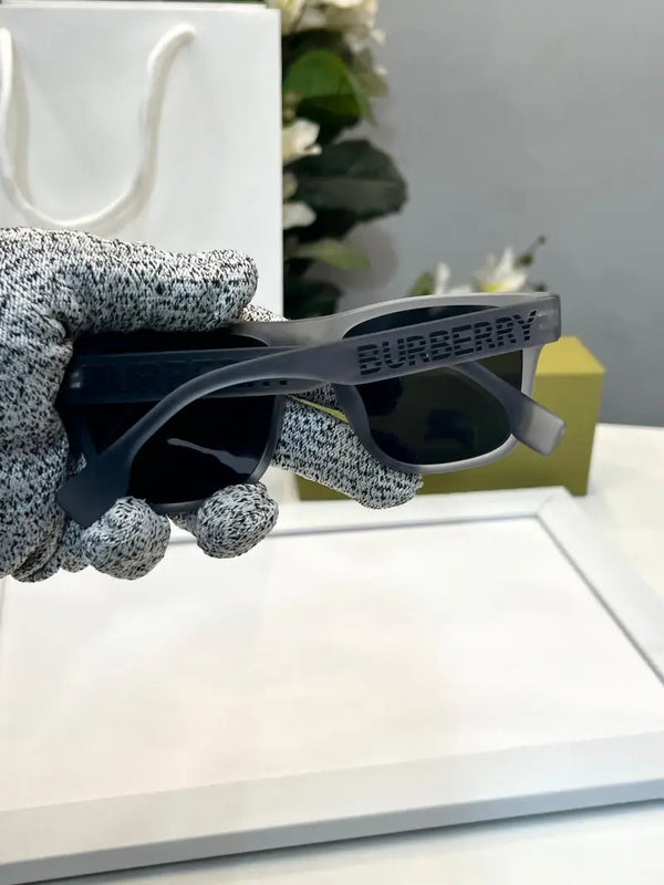 _Burberry_4358_grey
