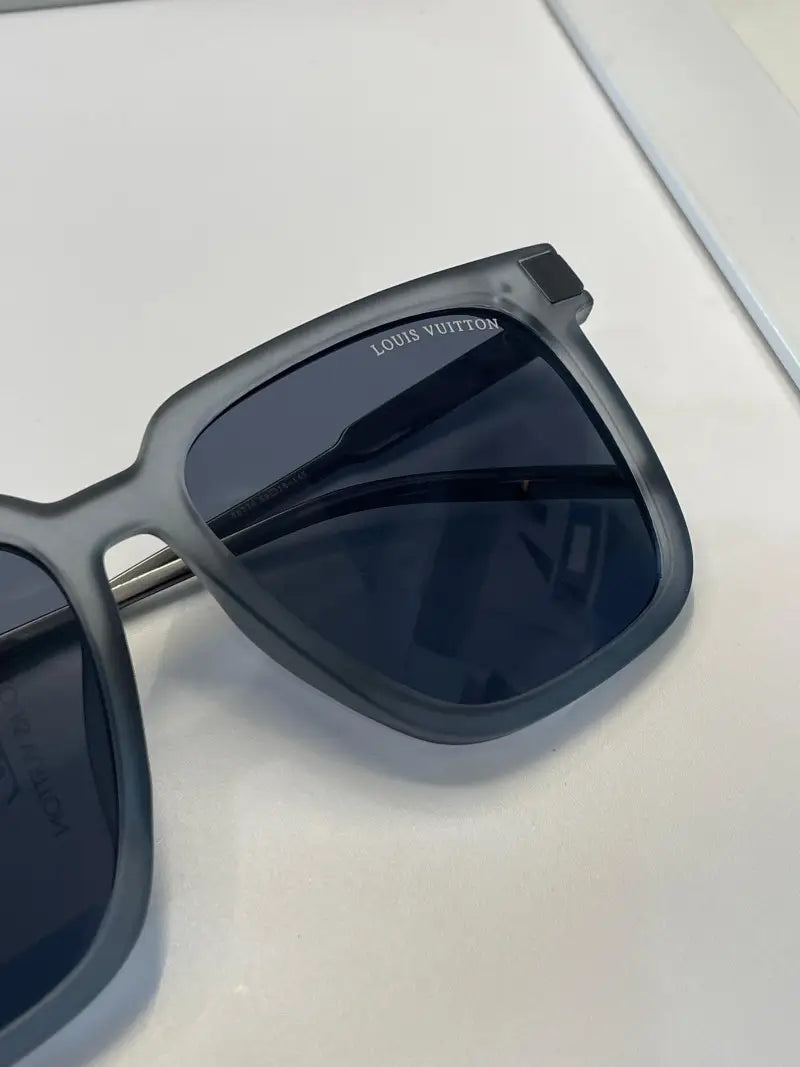 _Louis_vuitton_58779_grey