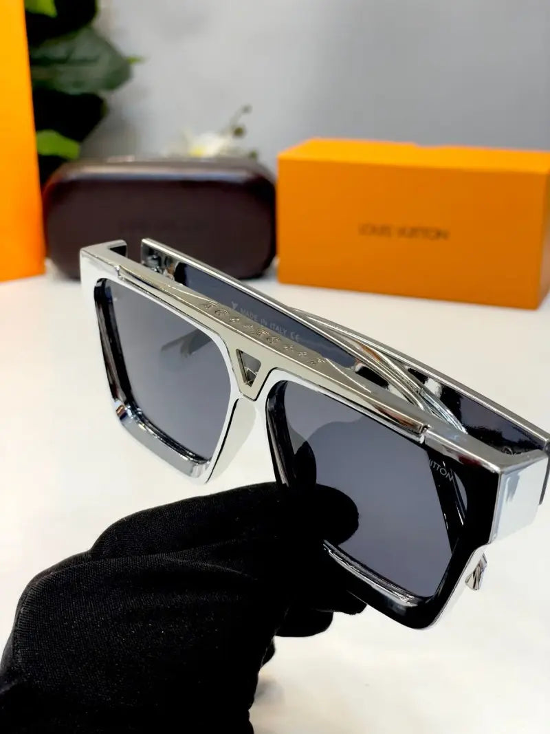 _Louis_vuitton_silver_black