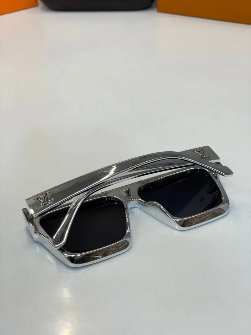 _Louis_vuitton_silver_black