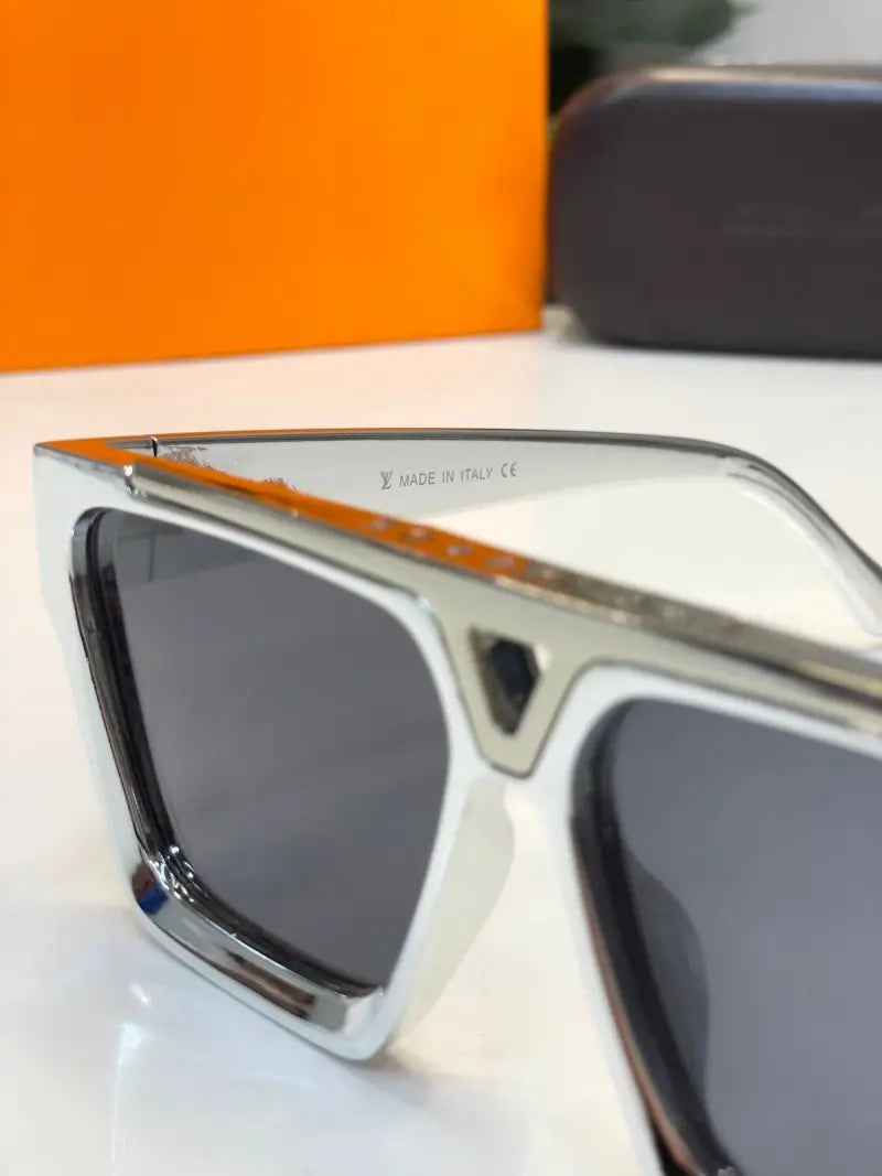 _Louis_vuitton_silver_black