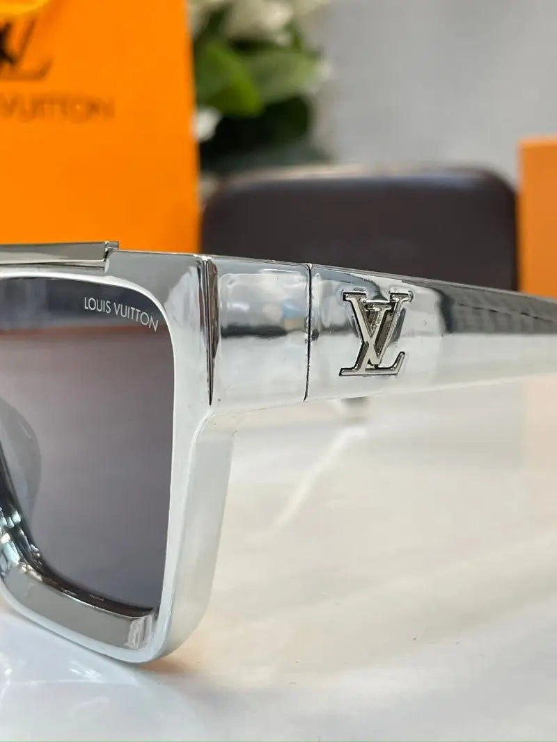 _Louis_vuitton_silver_black
