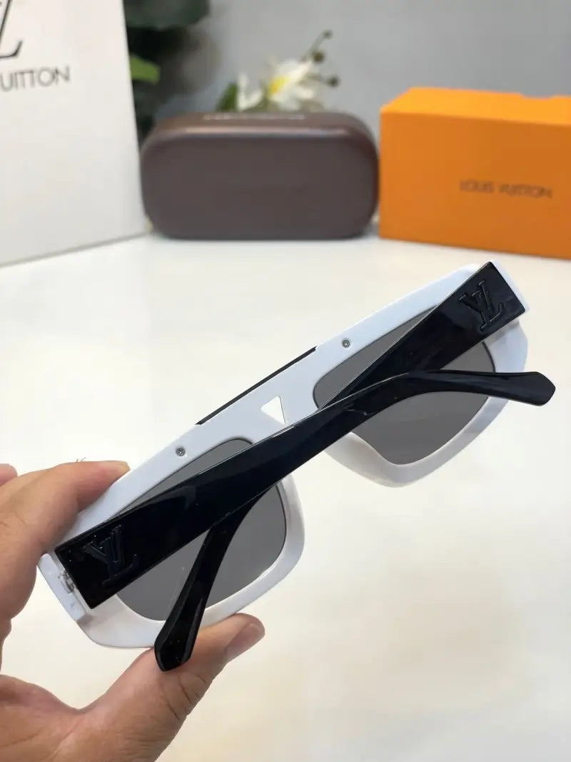 louis. Vuitton white 8835