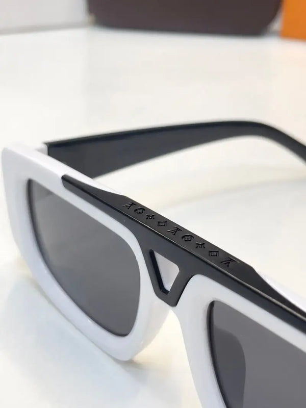 louis. Vuitton white 8835
