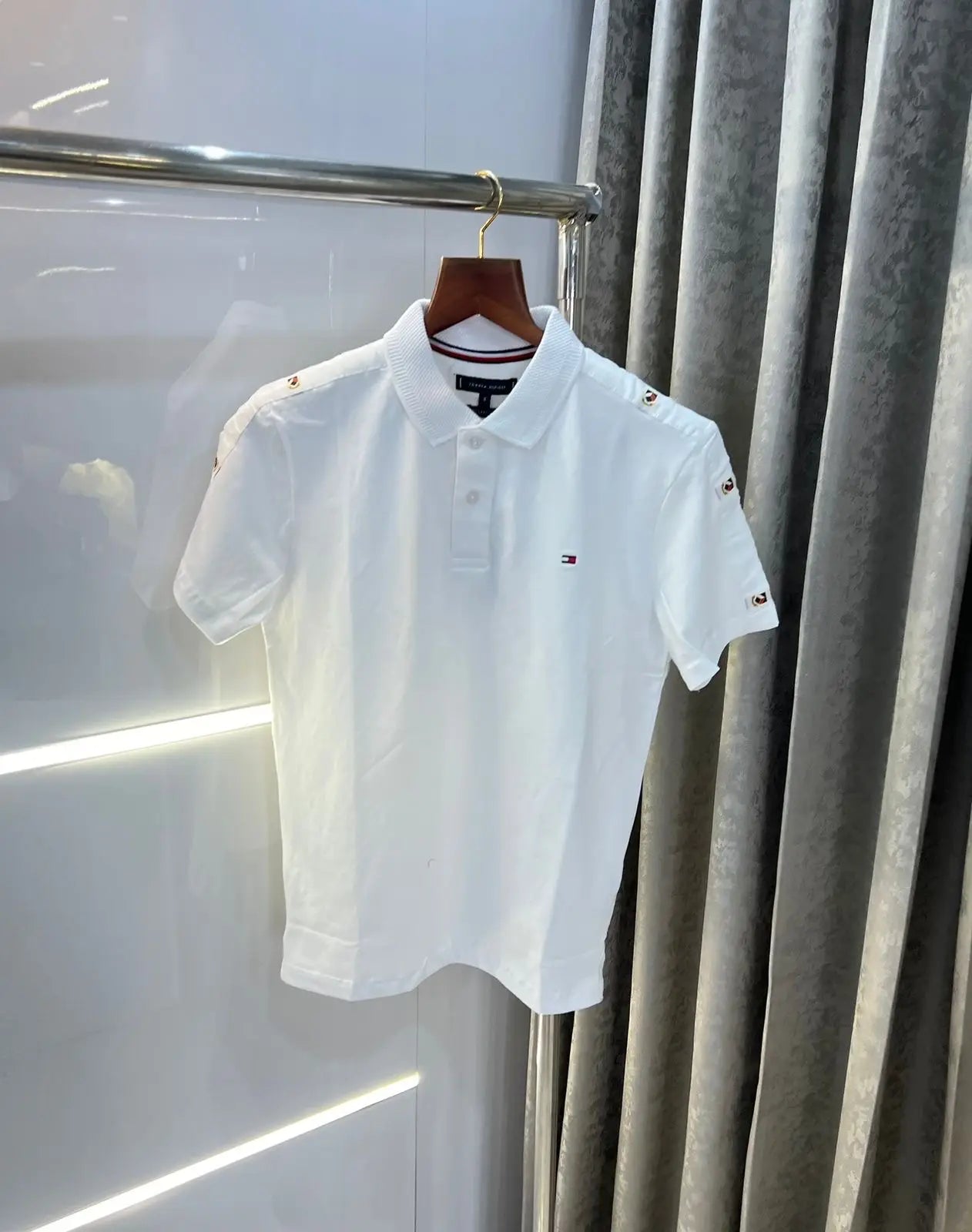 Tomm y Hilfiger White Shoulder Look Premium Polo T-Shirt Secondary image