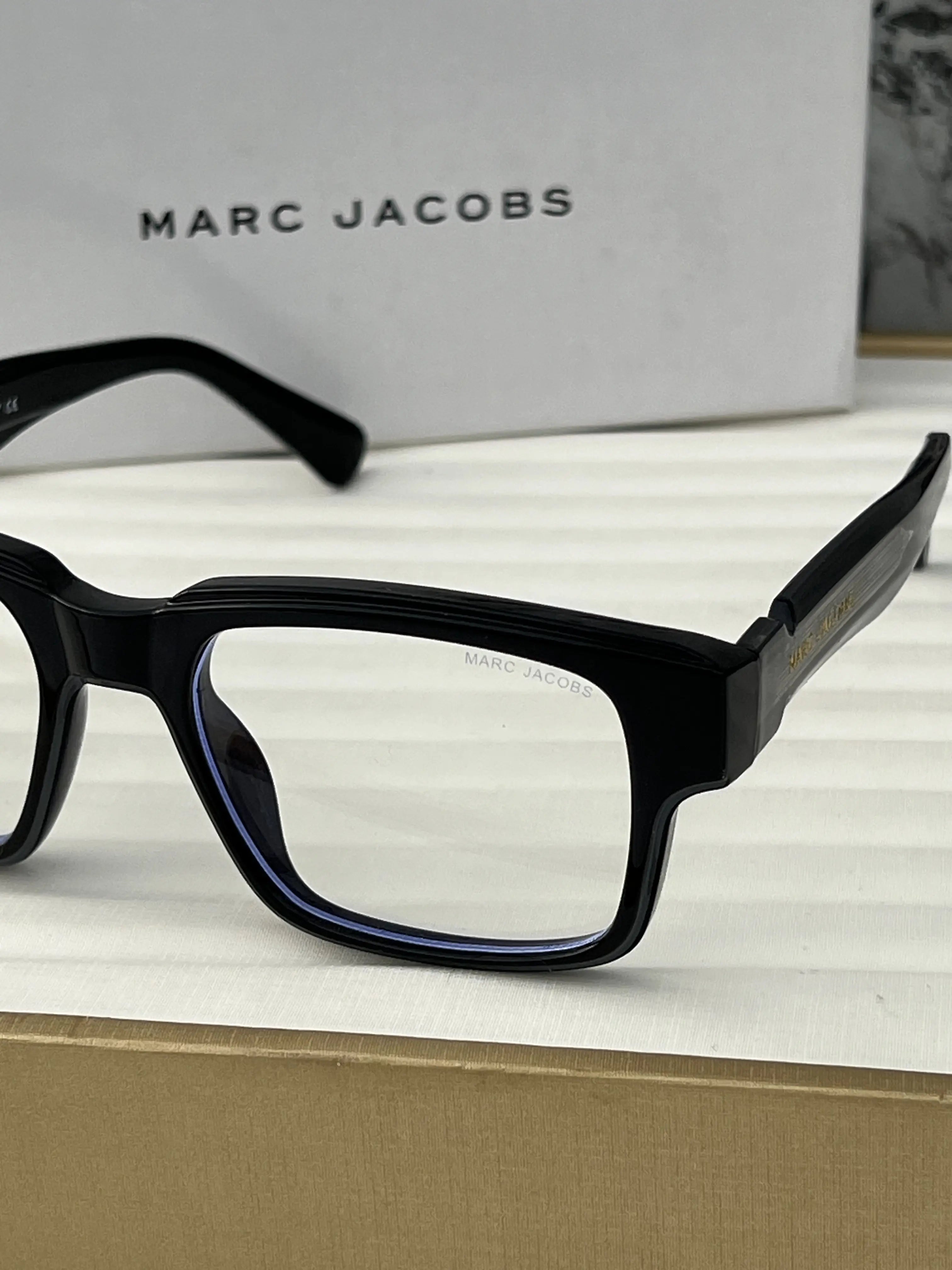 Marc_jacobs_1117_black_plano