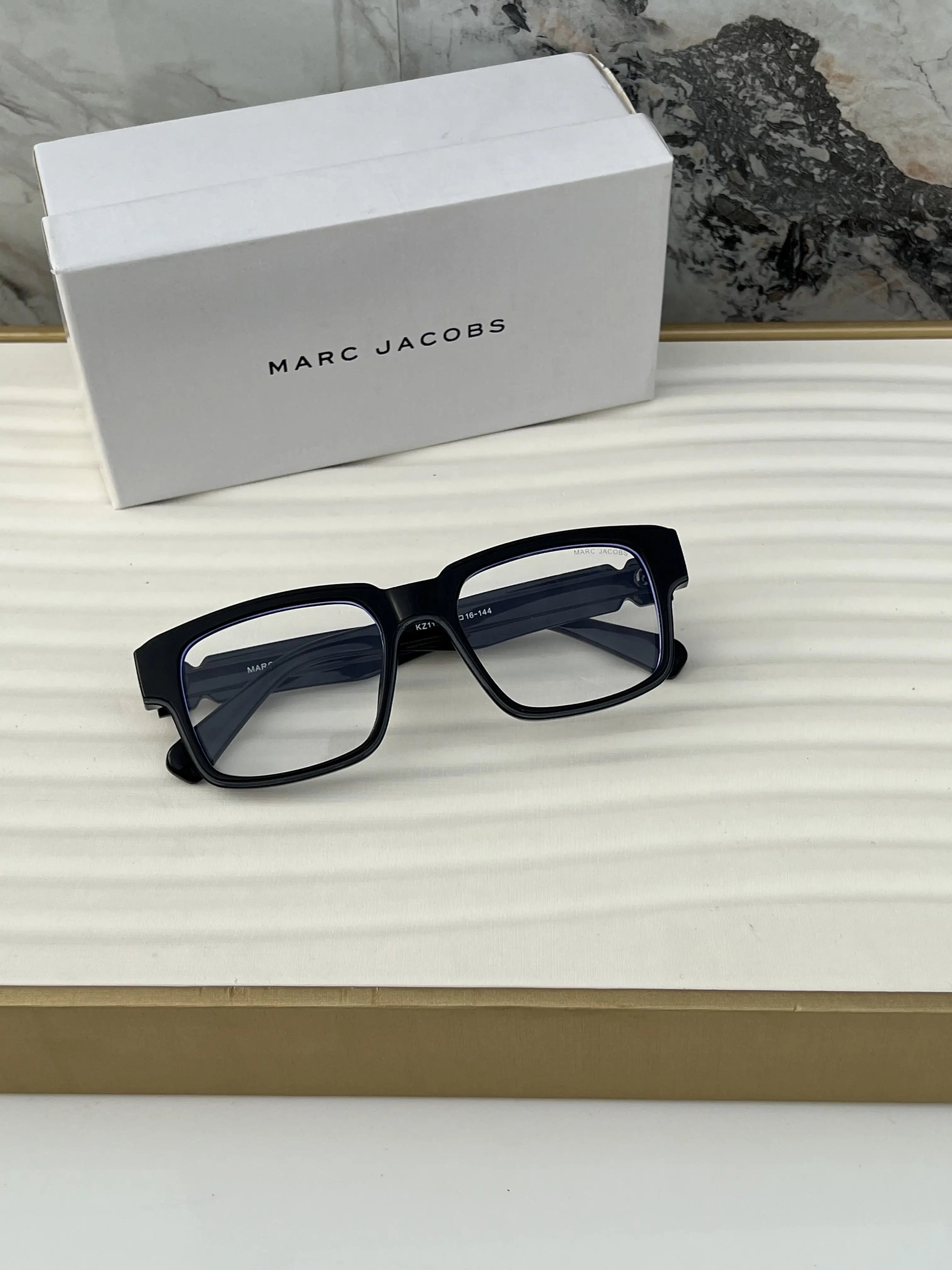 Marc_jacobs_1117_black_plano
