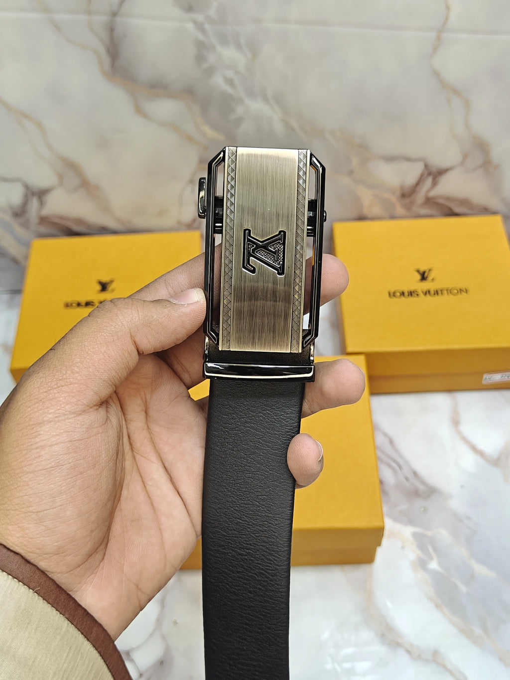 LV LO_UI5 VUI_TTON PREMIUM QUALITY AUTOLOCK BELT WITH OG BOx LV-320