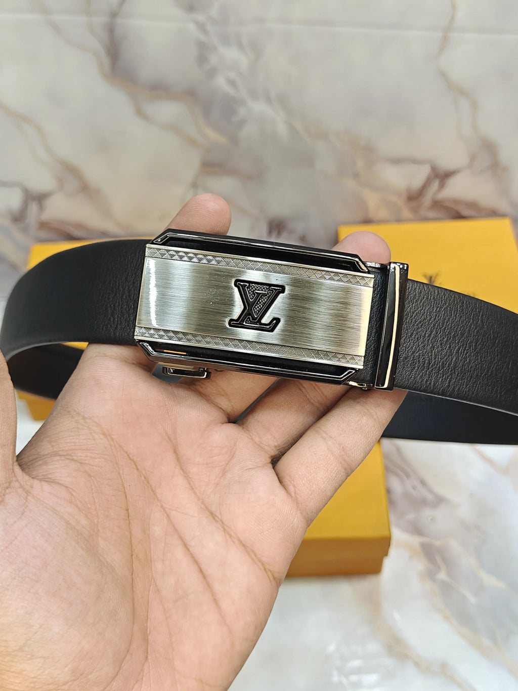 LV LO_UI5 VUI_TTON PREMIUM QUALITY AUTOLOCK BELT WITH OG BOx LV-320