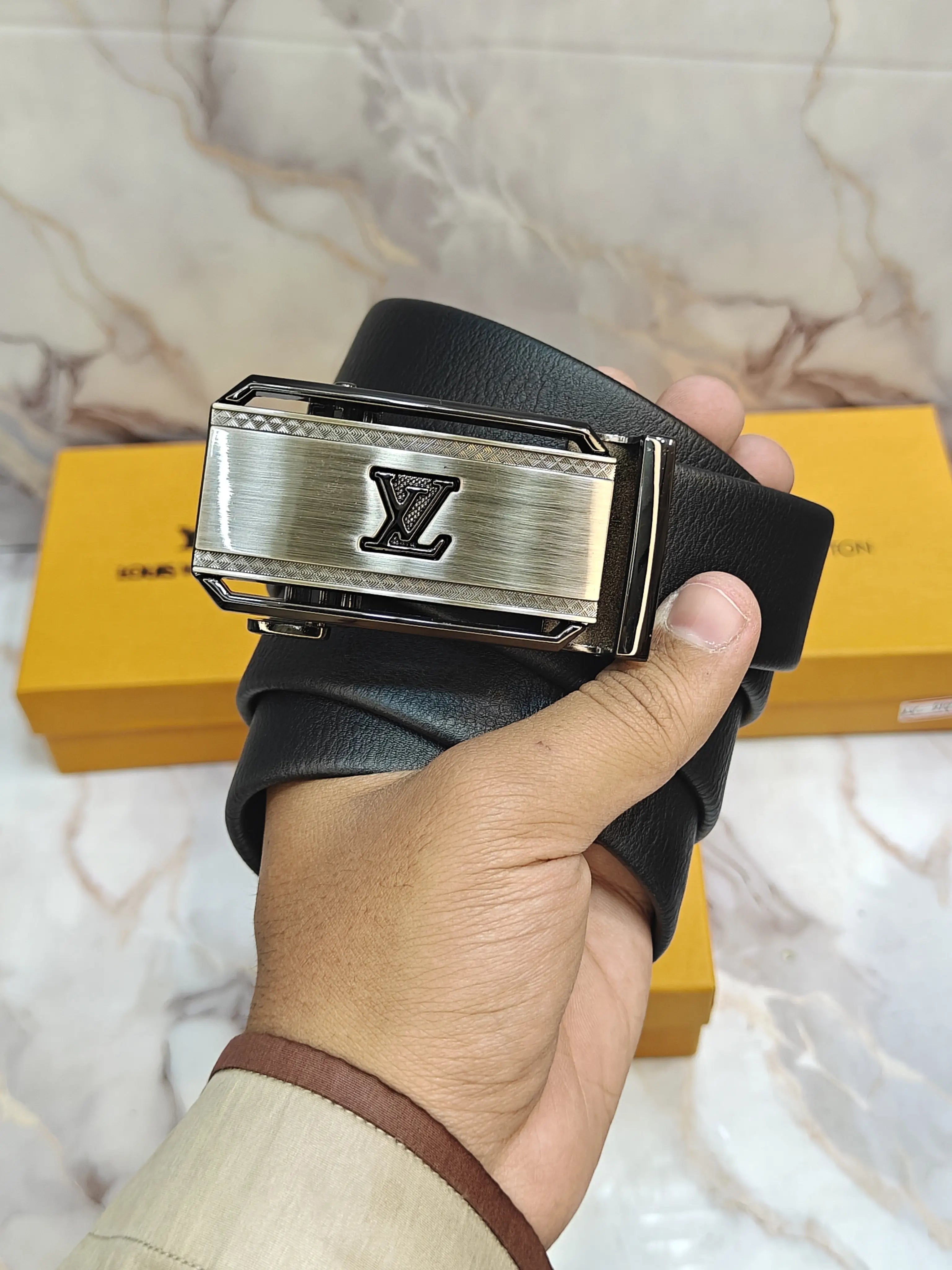 LV LO_UI5 VUI_TTON PREMIUM QUALITY AUTOLOCK BELT WITH OG BOx LV-320