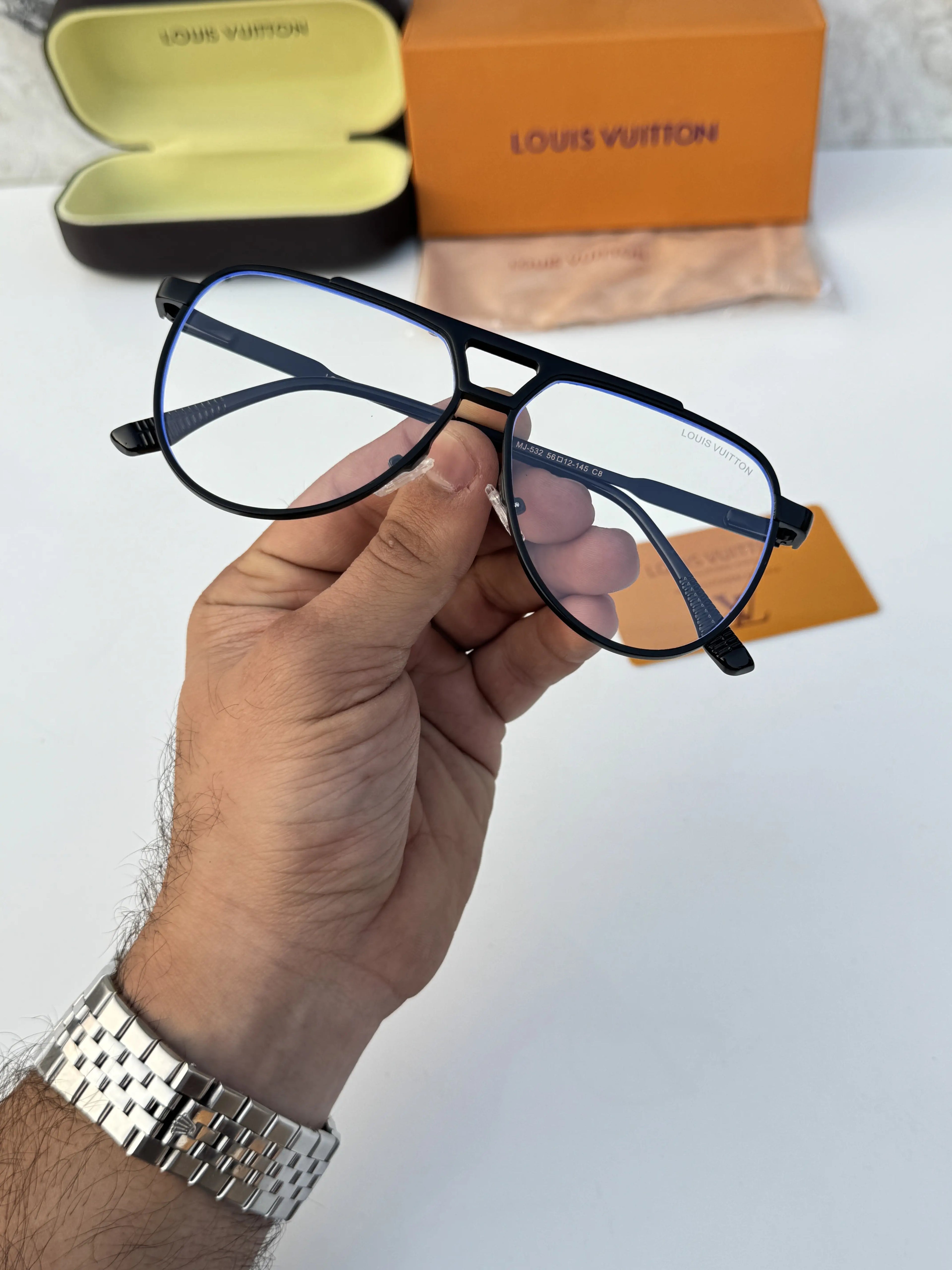 Louis_vuitton_532_black_plano