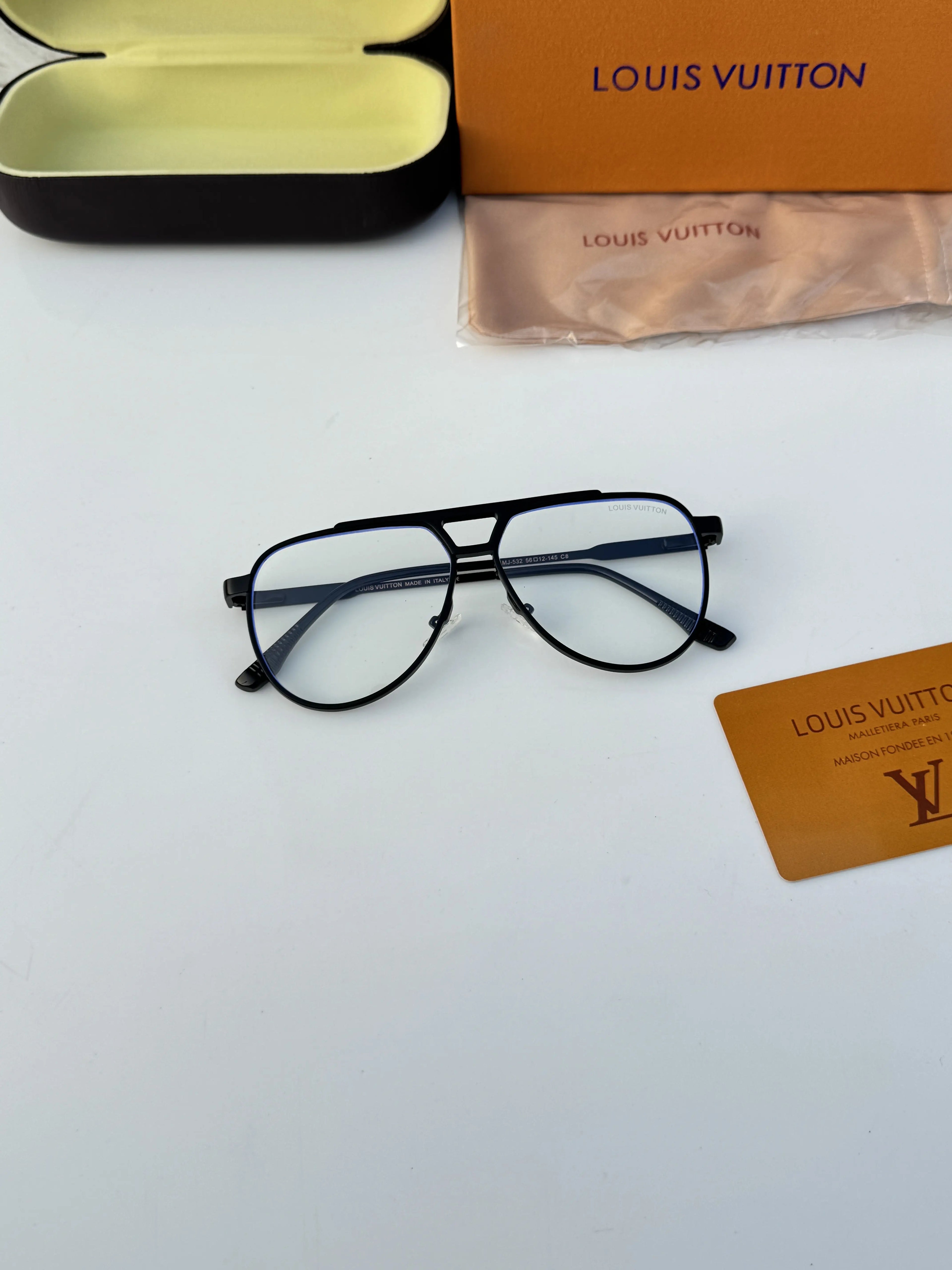 Louis_vuitton_532_black_plano