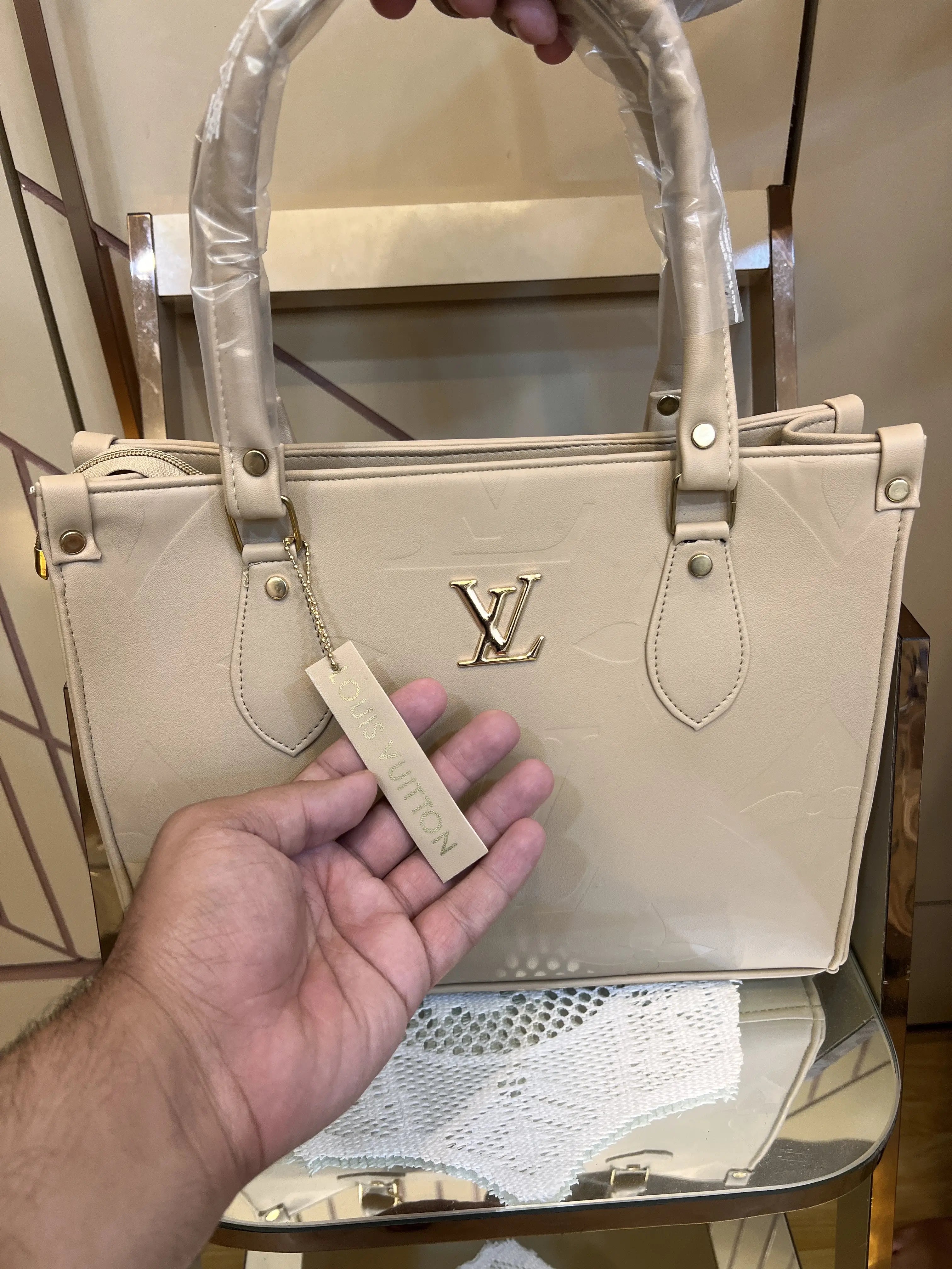 LOUI_S VUITTON PREMIUM QUALITY IMPORTED MONOGRAm HAND BAG ON THE GO