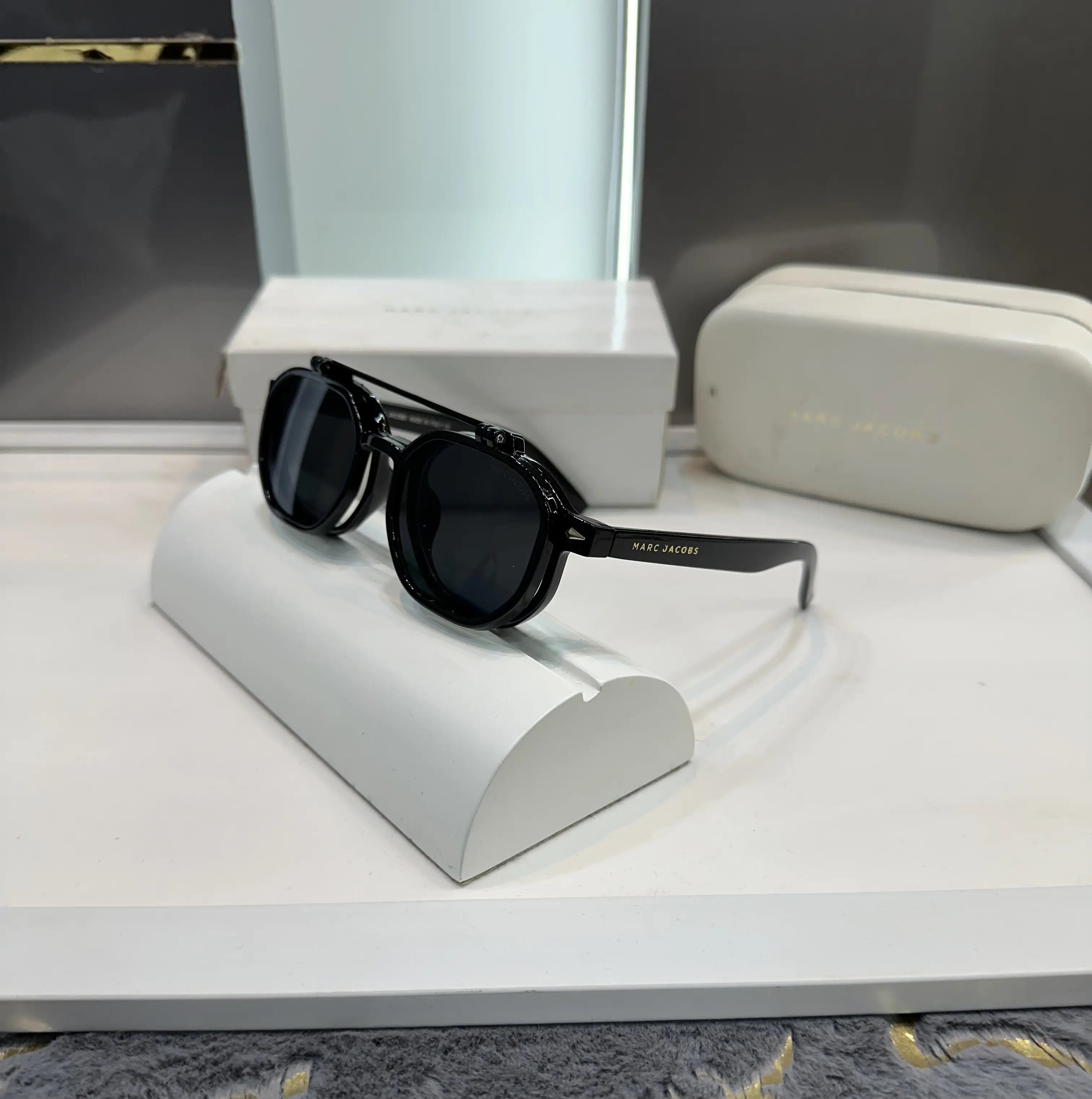 Marc Jacobs All Black Dual Premium shades 1005
