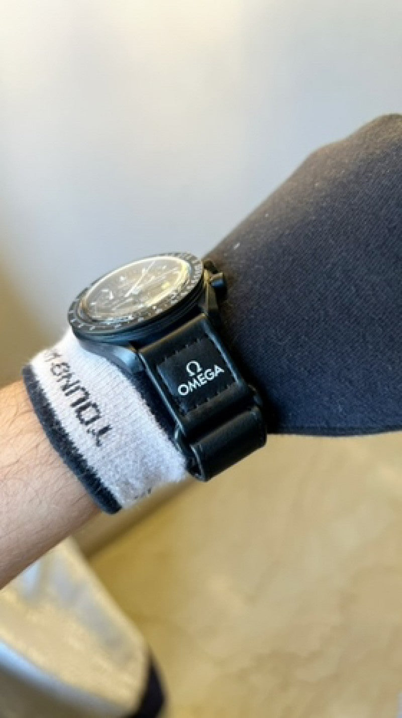 Omega Swatch snoopy black edition