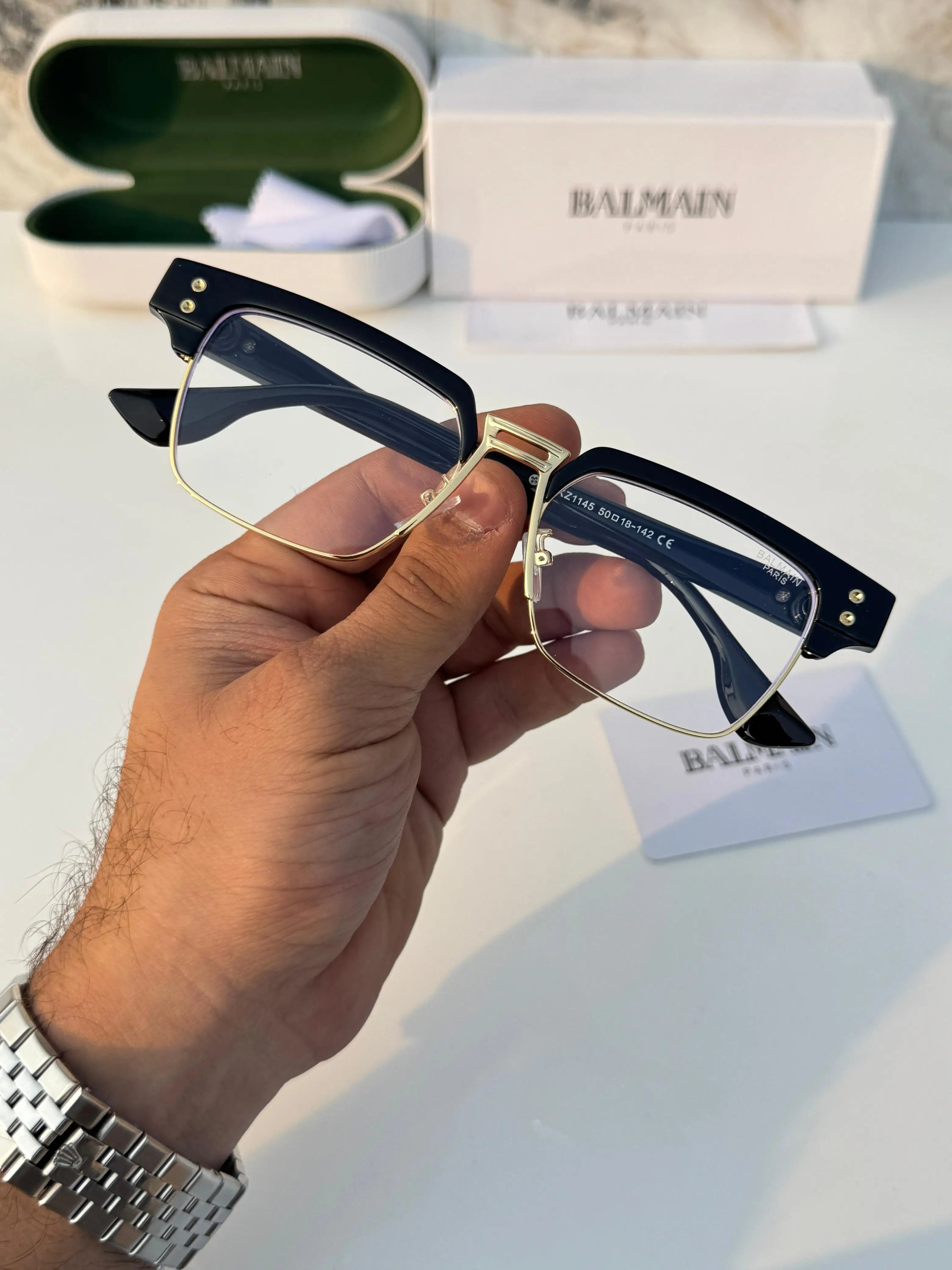 Balmain_1145_black_gold_plano