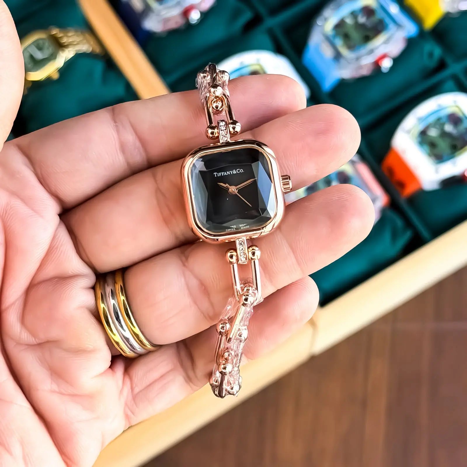 TIFFANY_LADIES_ROSE_BLACK