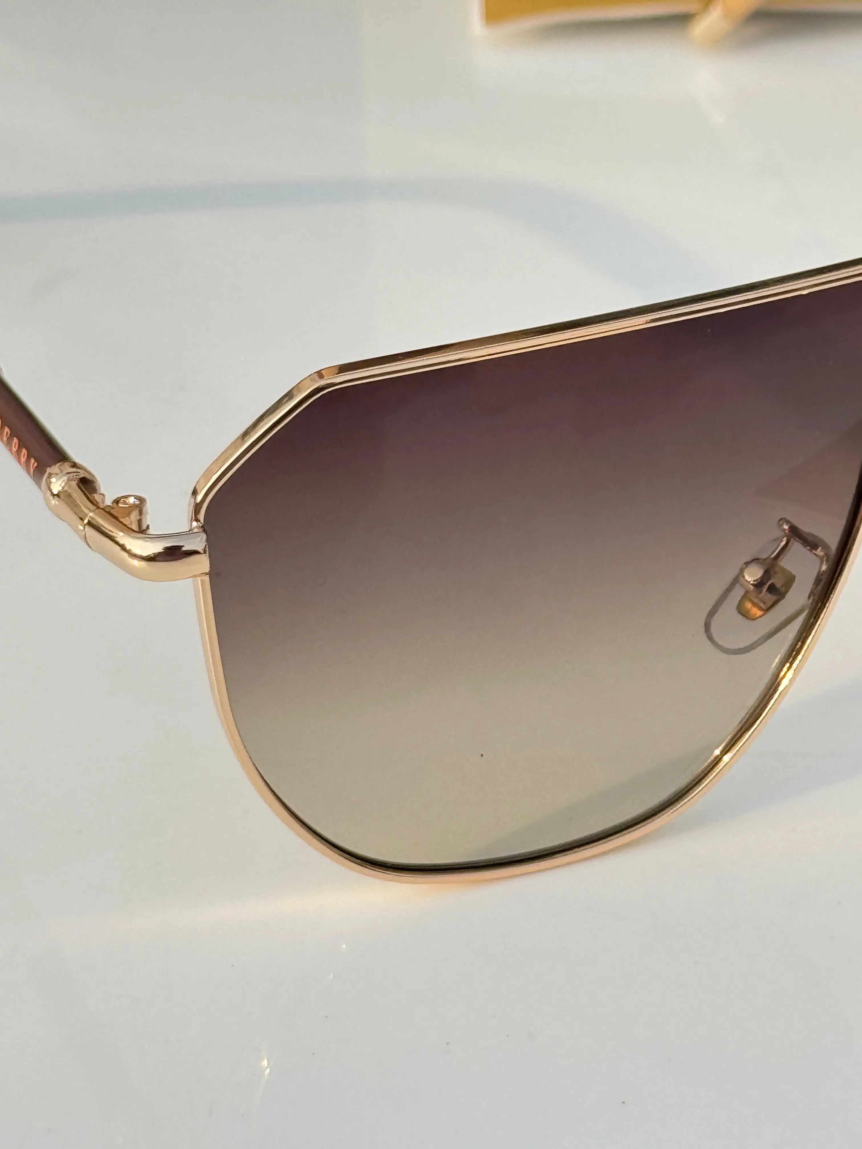 Burberry_23068_gold _brown Secondary image