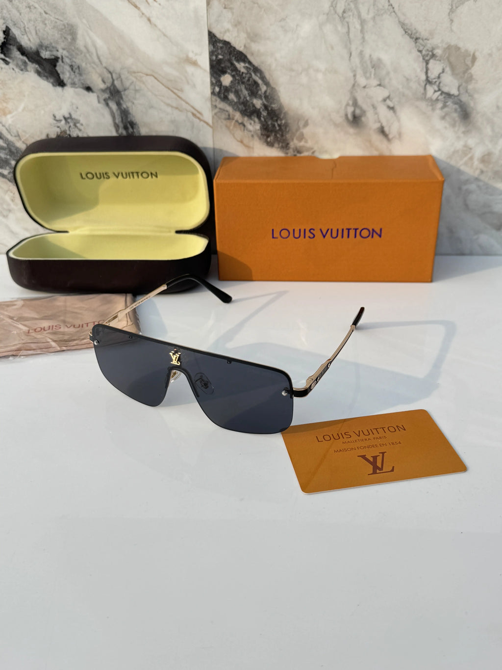 Louis_vuitton_33015_gold_black