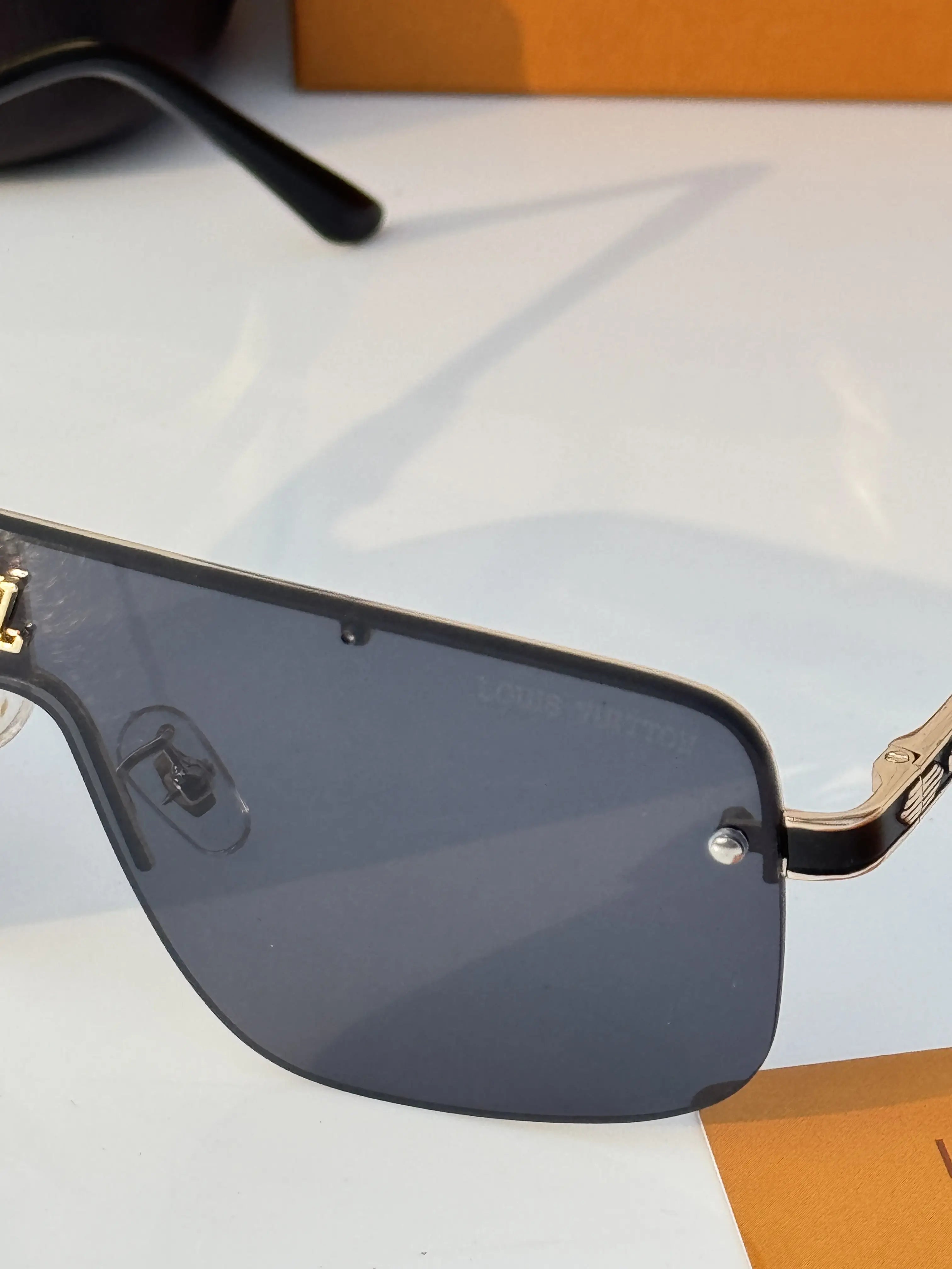 Louis_vuitton_33015_gold_black