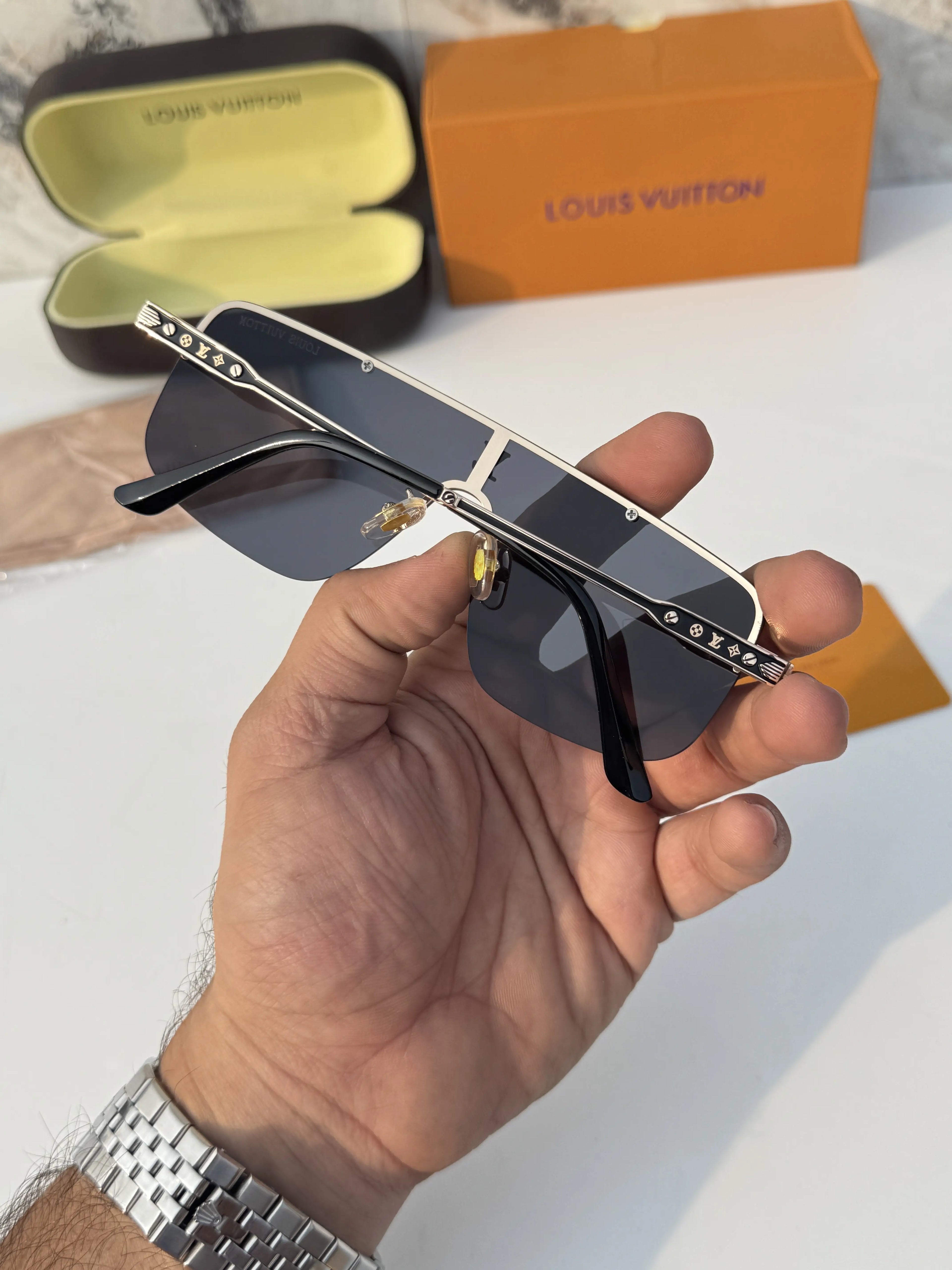 Louis_vuitton_33015_gold_black