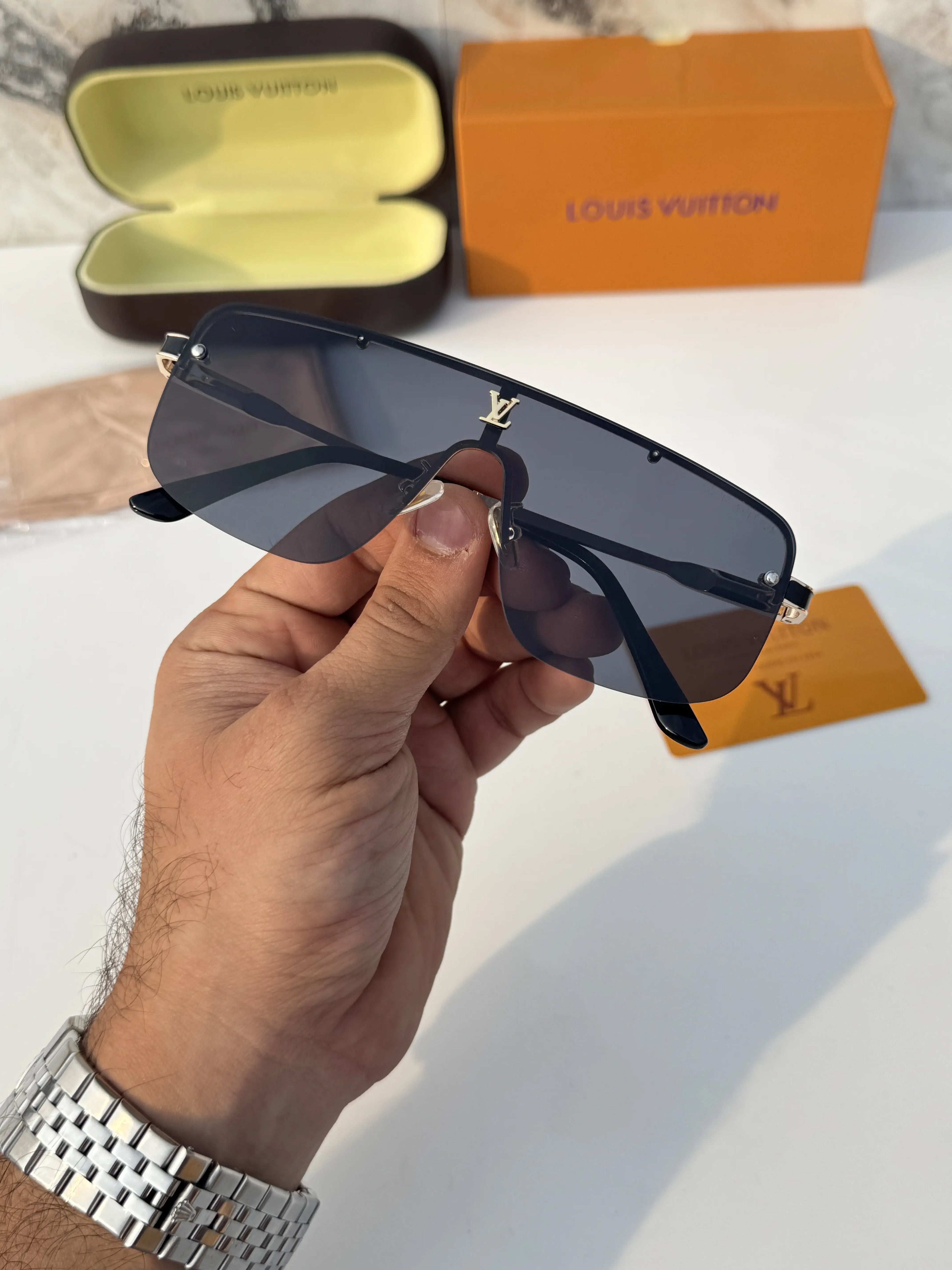 Louis_vuitton_33015_gold_black