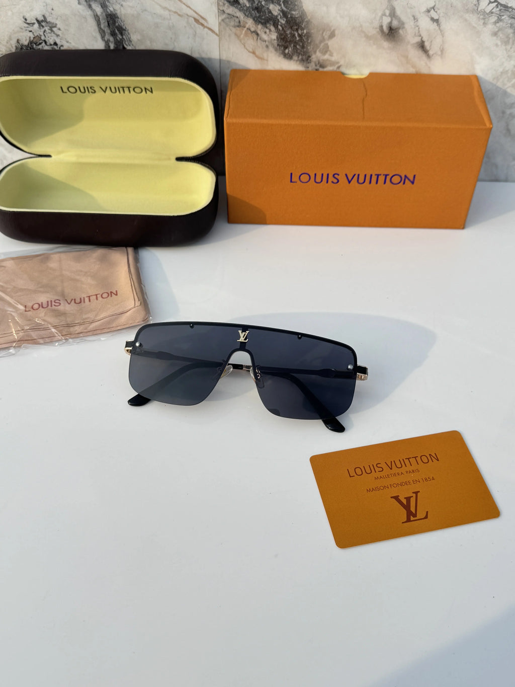 Louis_vuitton_33015_gold_black