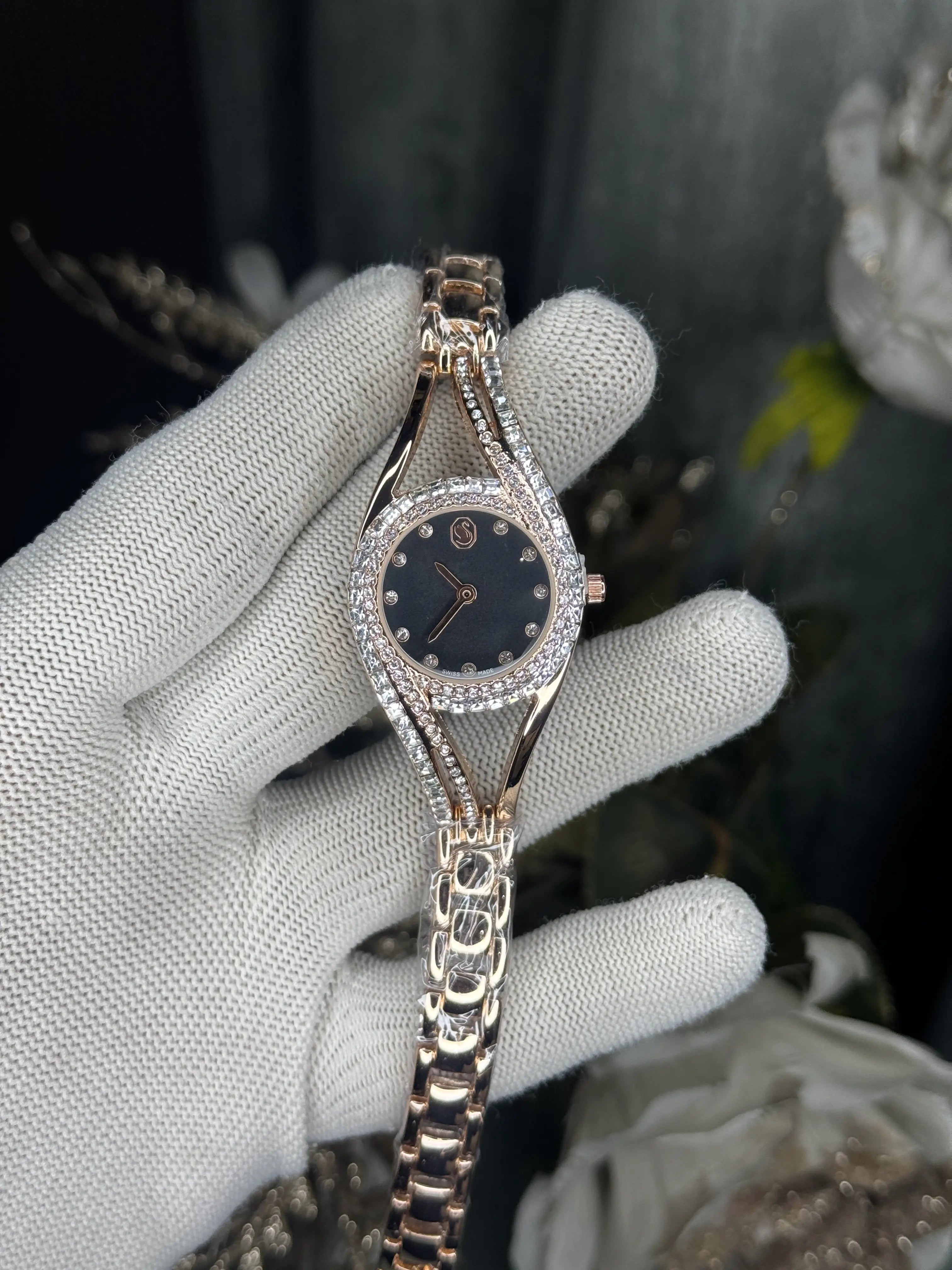 Swarovsk i Hyperbola Bangle Rose Gold Black Premium Watch