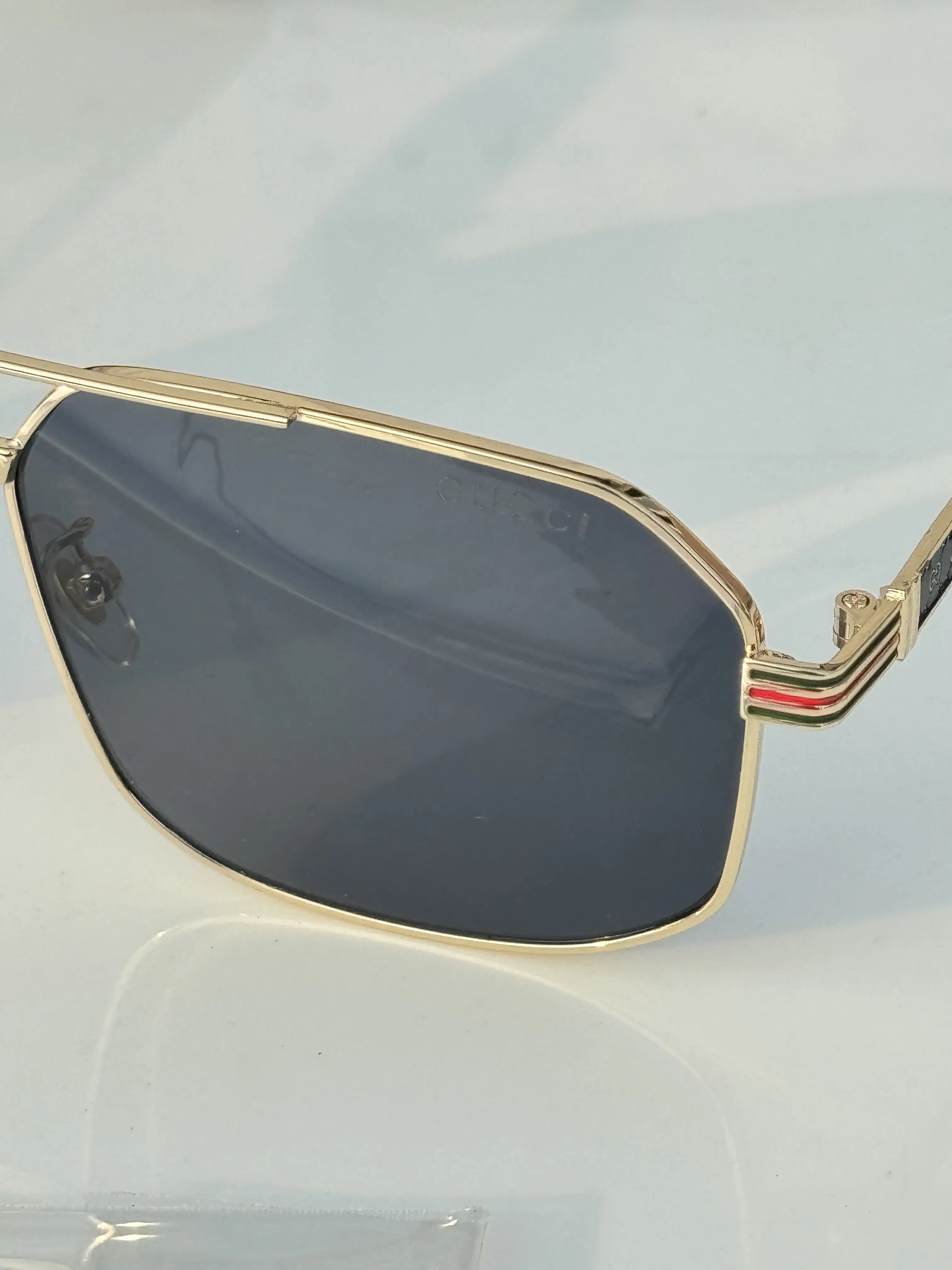 Gucci_9028_gold_black