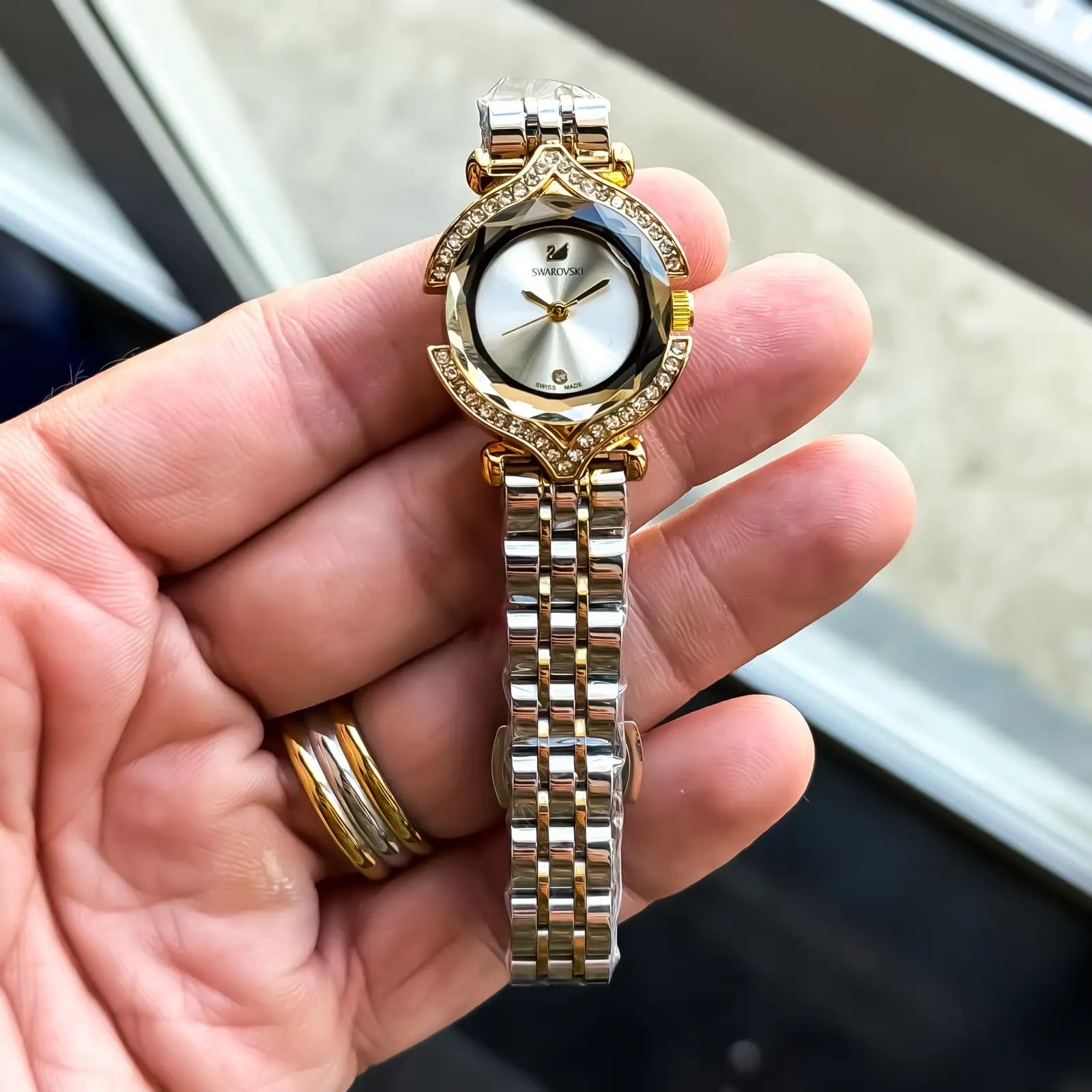 SWAROVSKI_GOLD_TT_WHITE