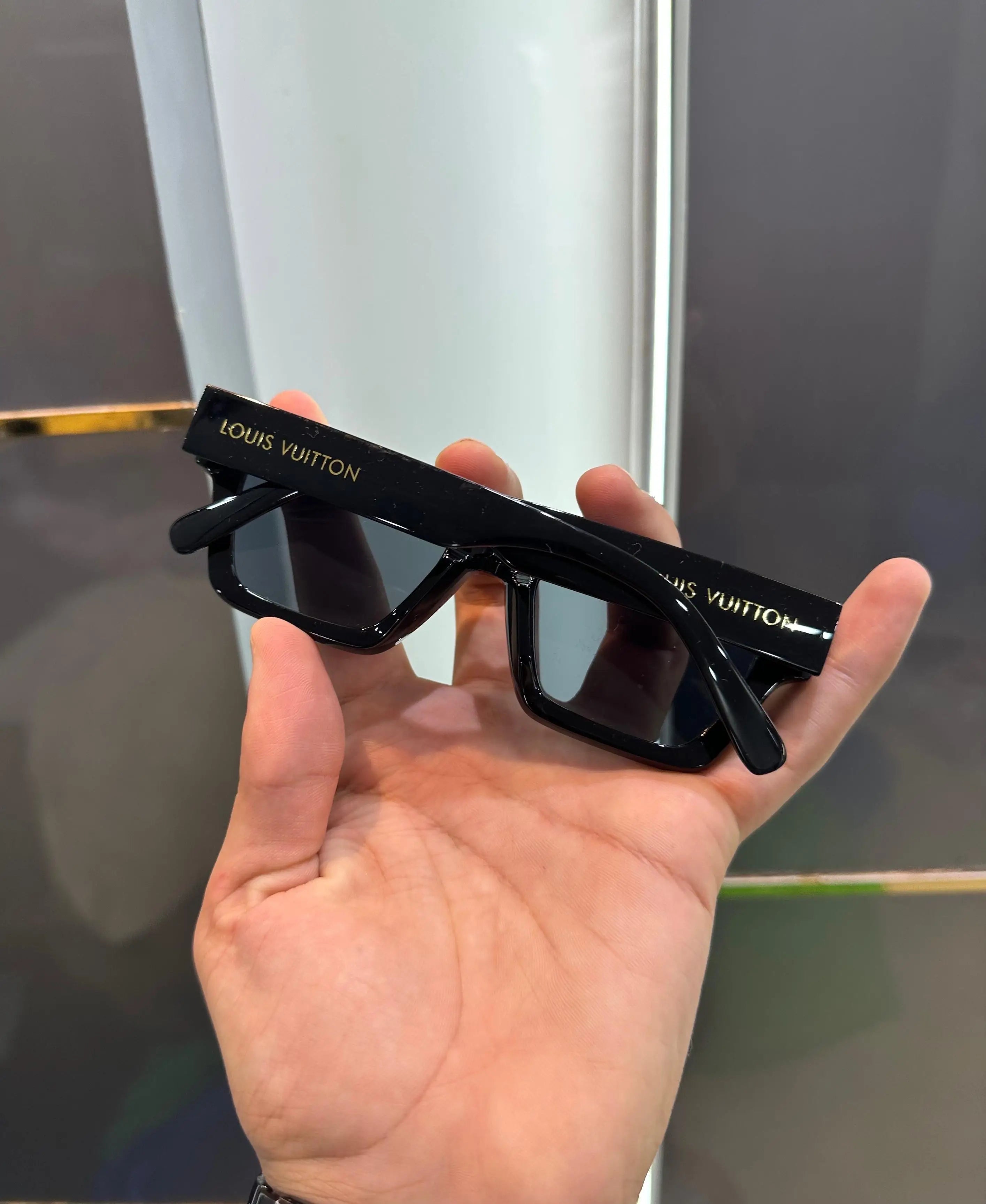 Louis Vuitto n All Black Premium Shades 24001