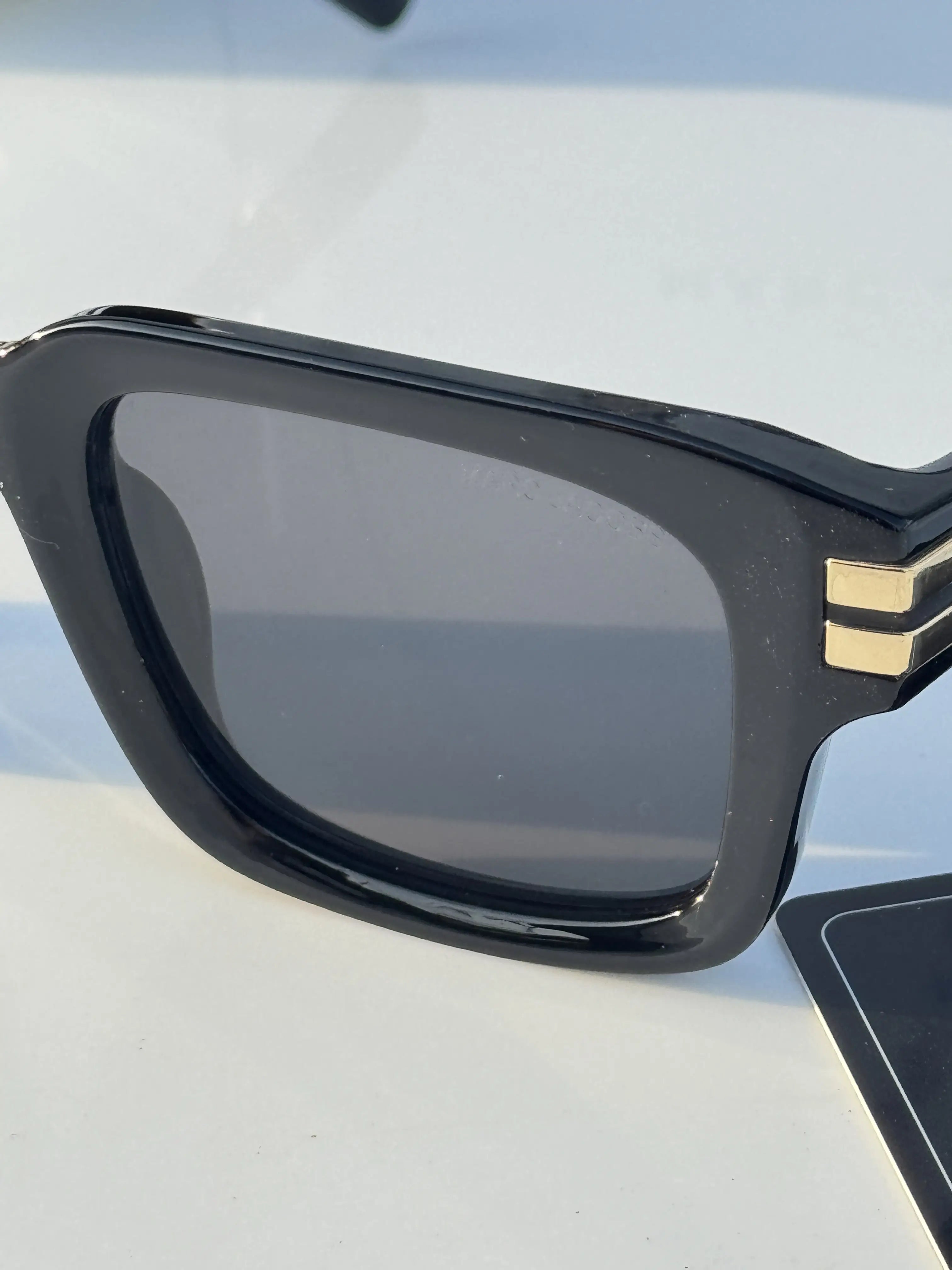 Marc_jacobs_1020_black_gold
