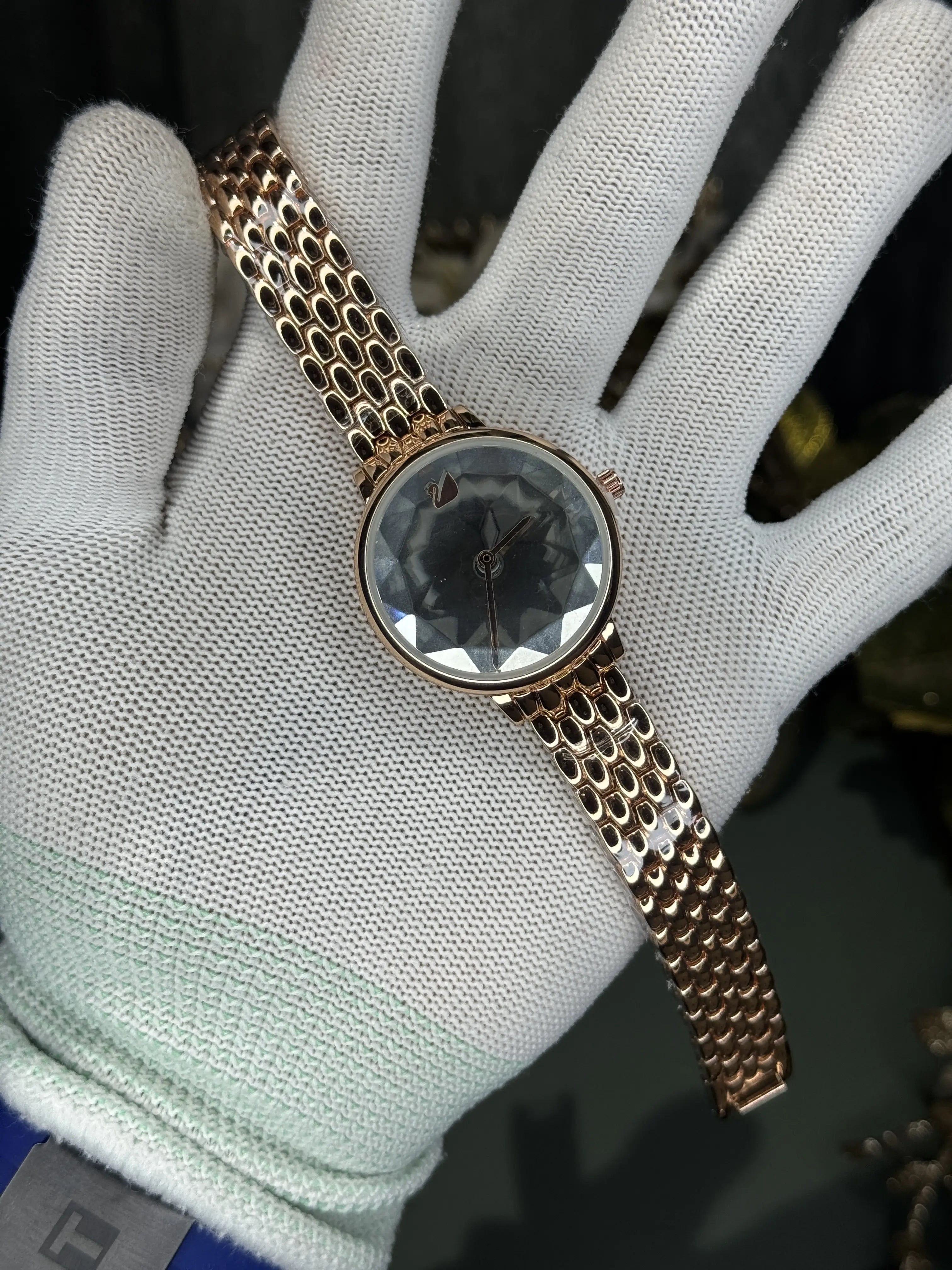Swarovsk i Rose Gold Crystal Glass Premium Watch Secondary image