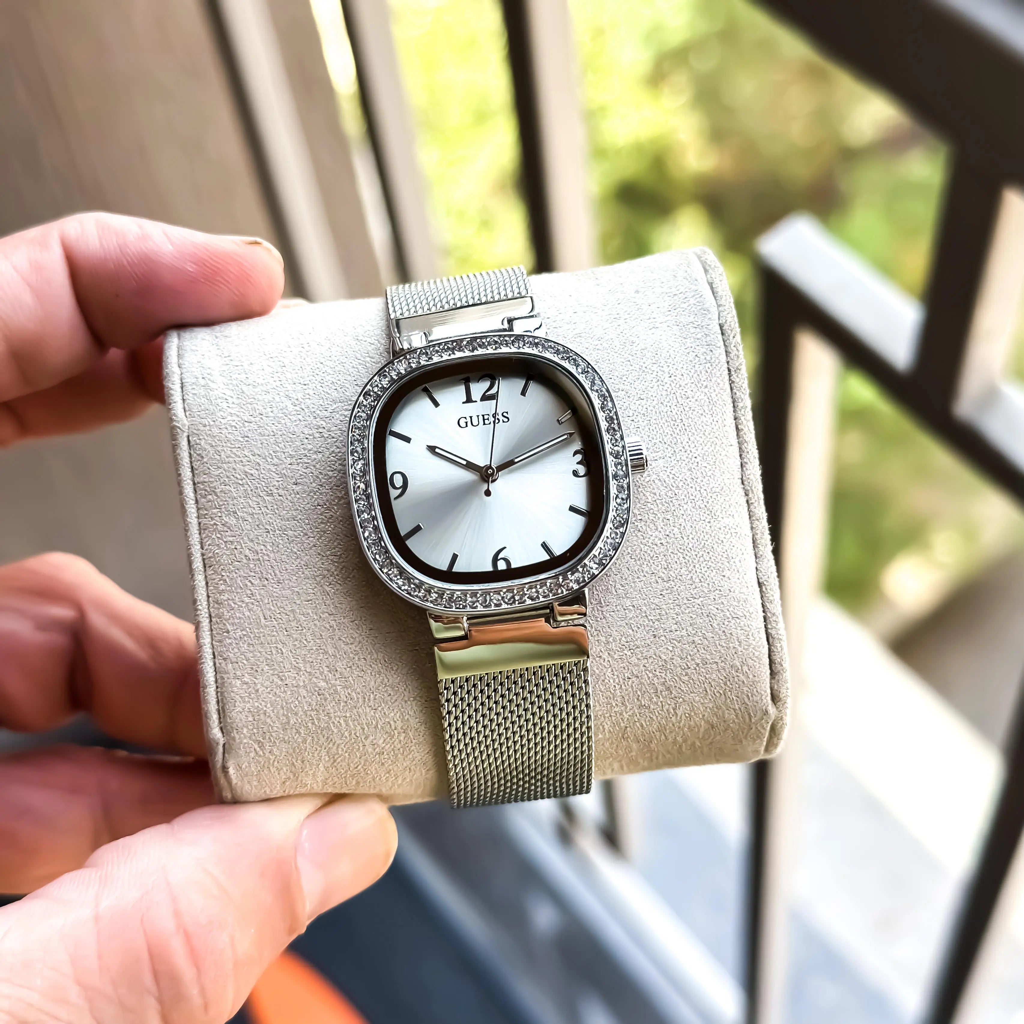 GUESS_SILVER_WHITE