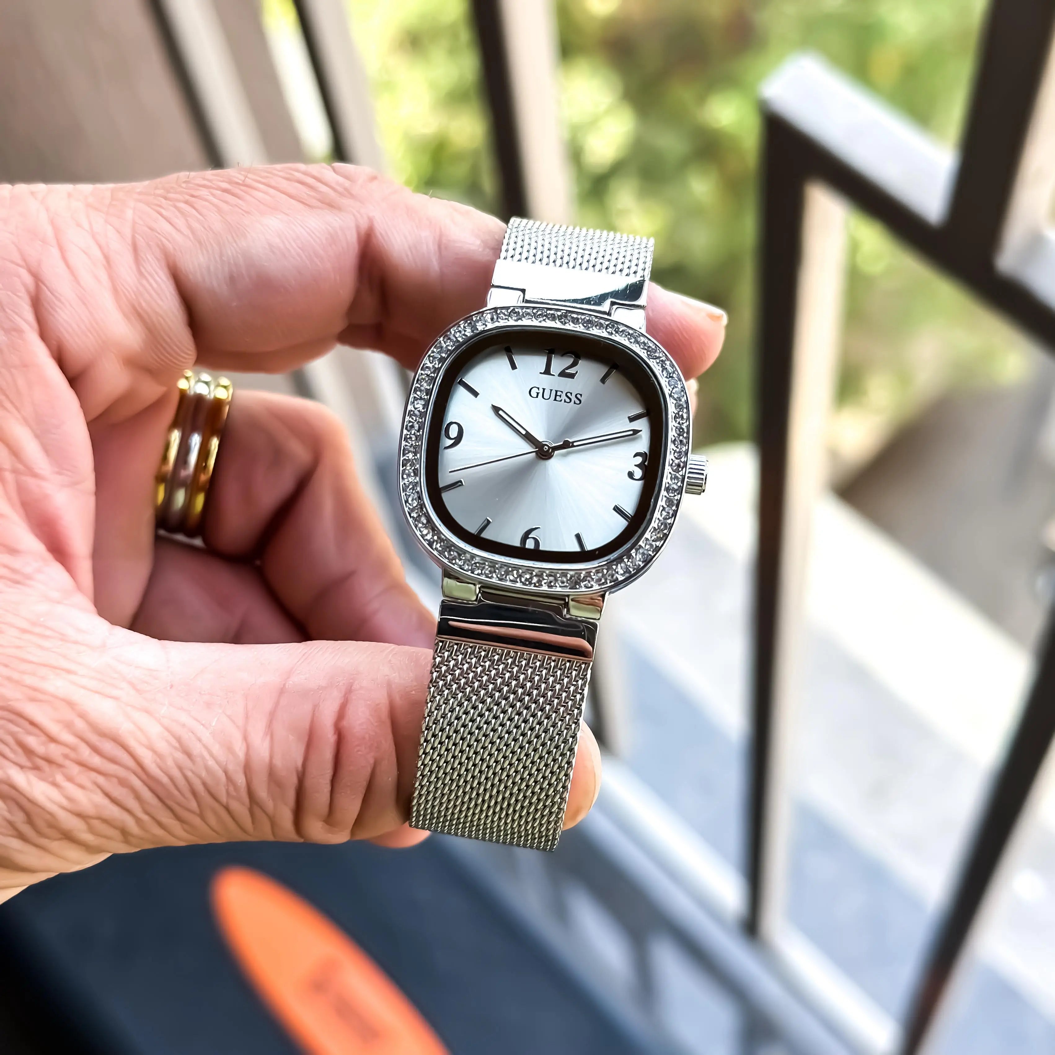 GUESS_SILVER_WHITE