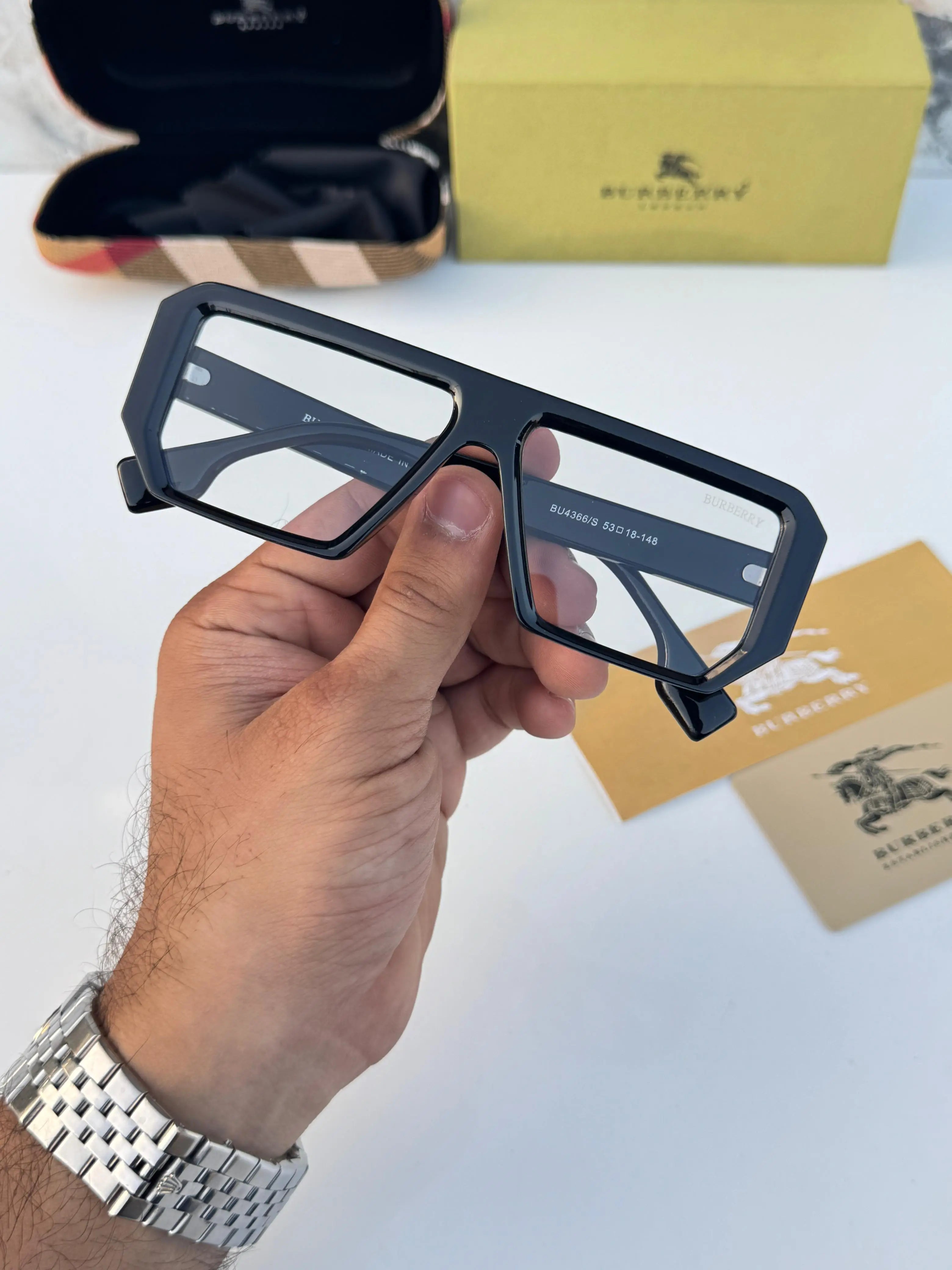 Burberry_4366_black_plano