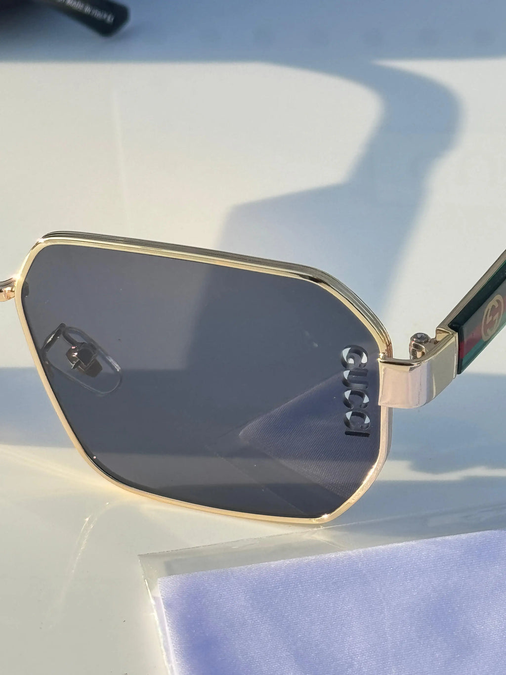 Gucci_343_gold_black