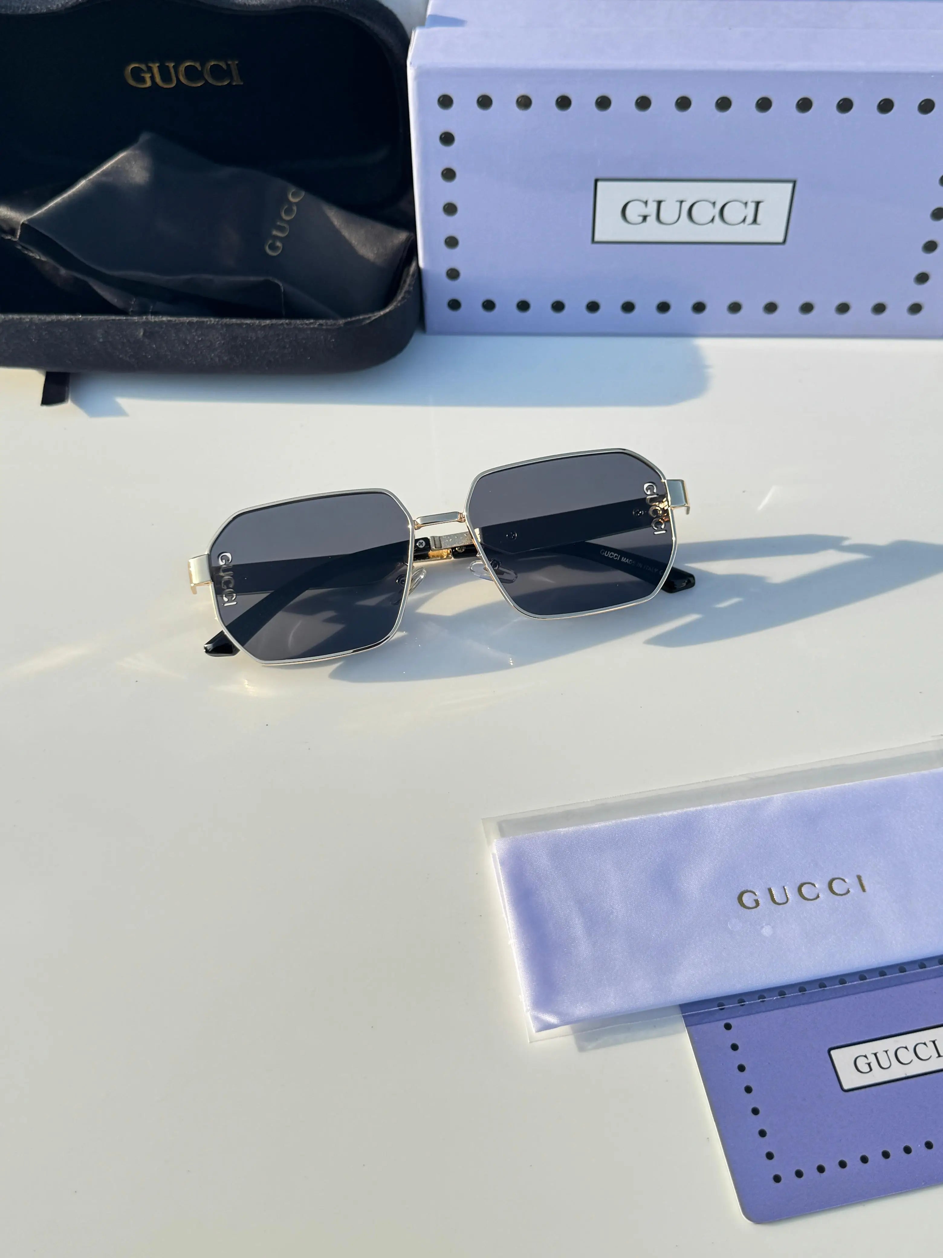 Gucci_343_gold_black