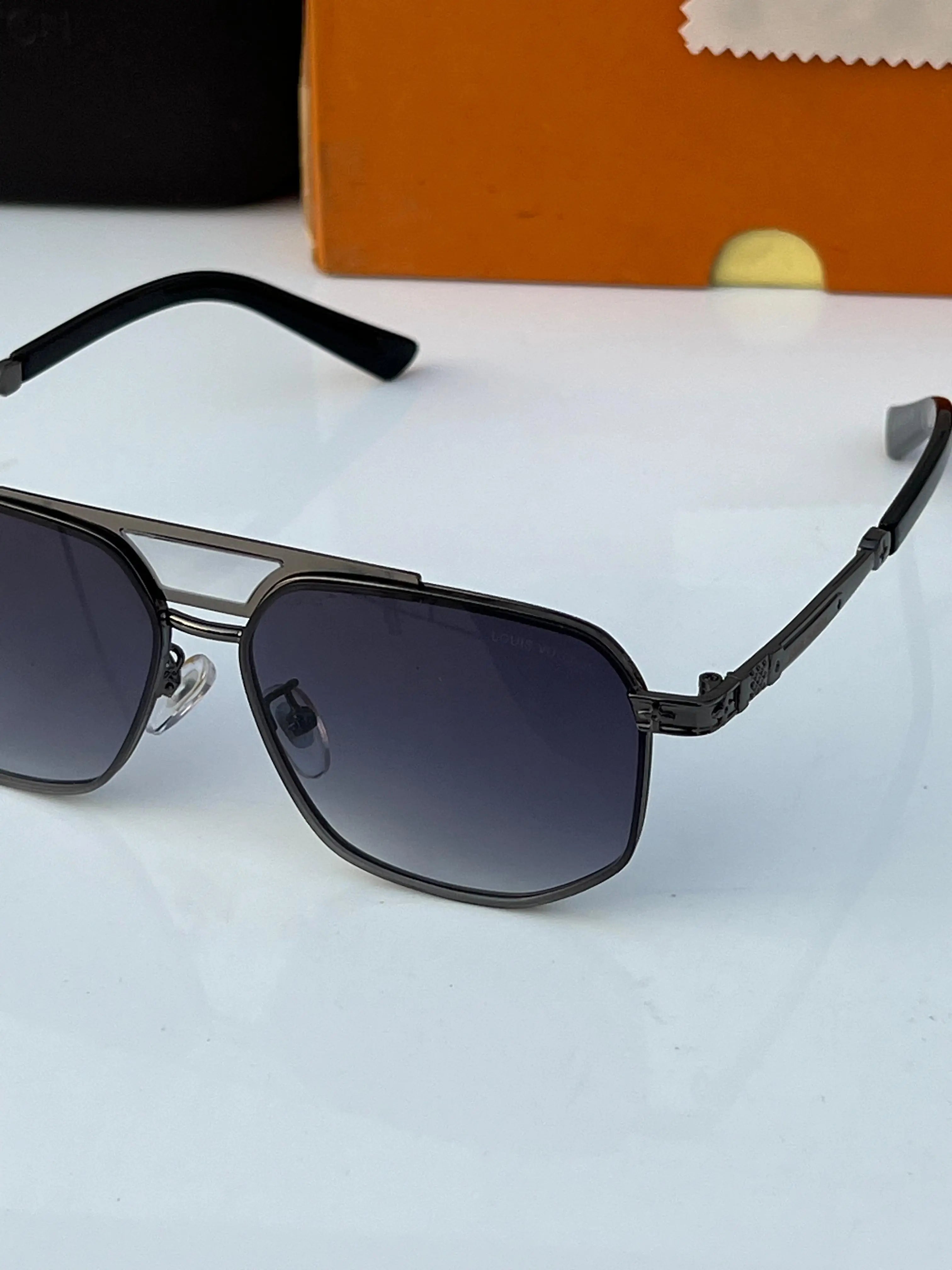 Louis_vuitton_2593_green_shaded