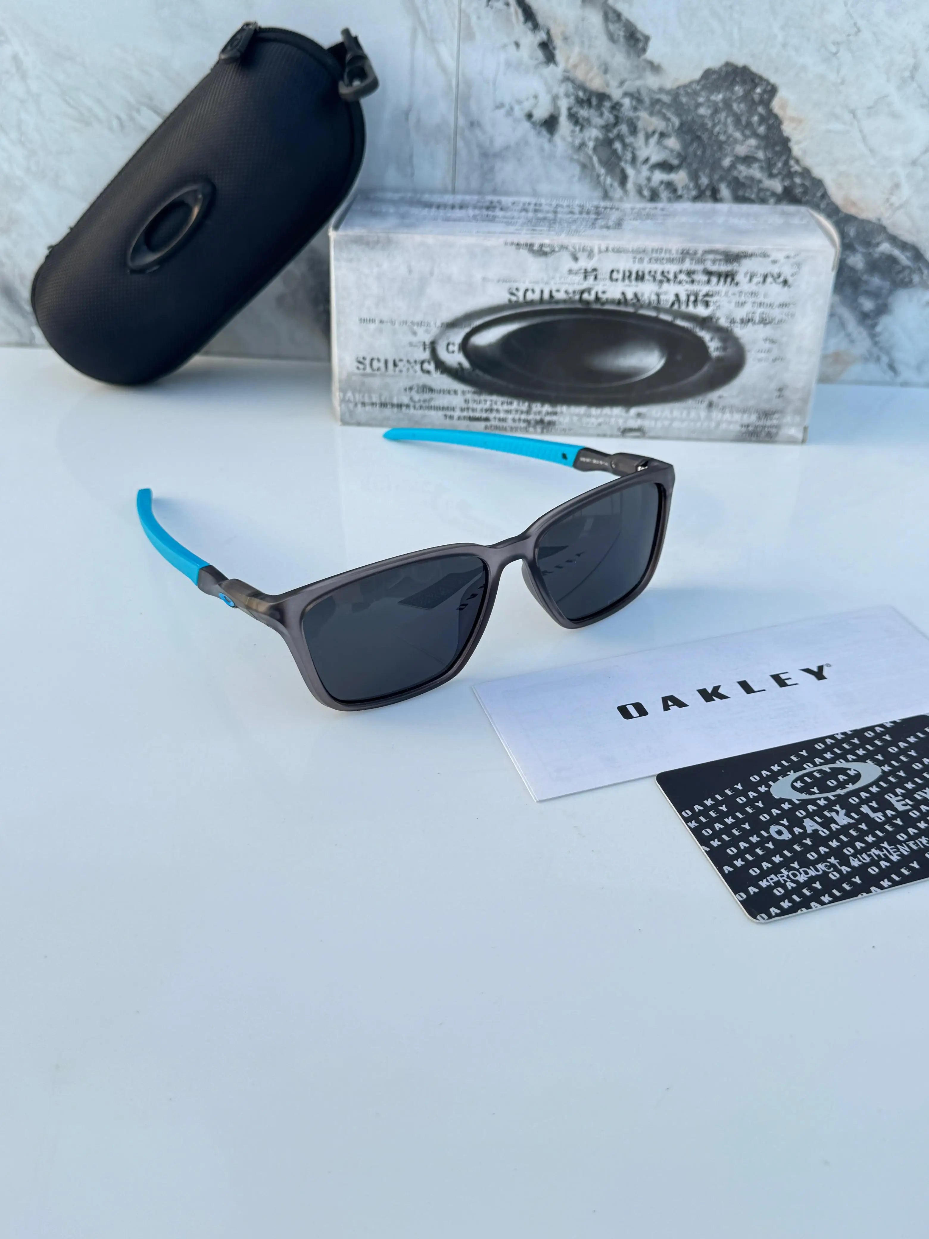 Oakley_1971_grey