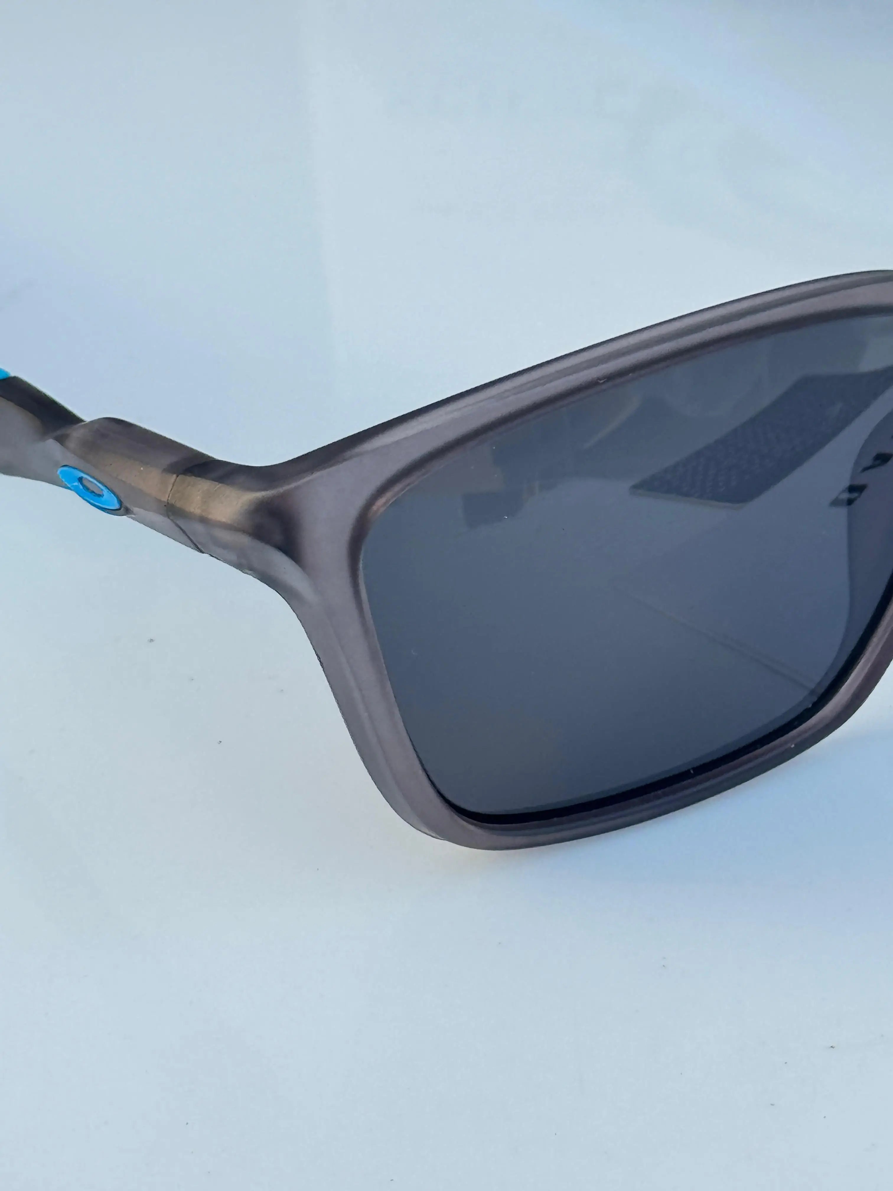 Oakley_1971_grey