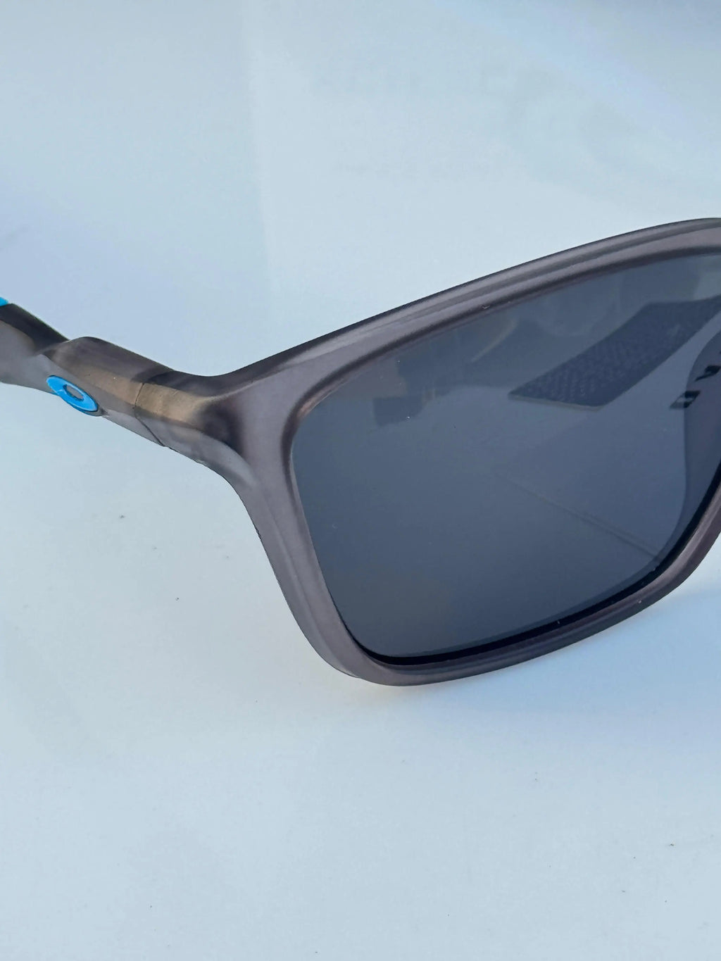 Oakley_1971_grey