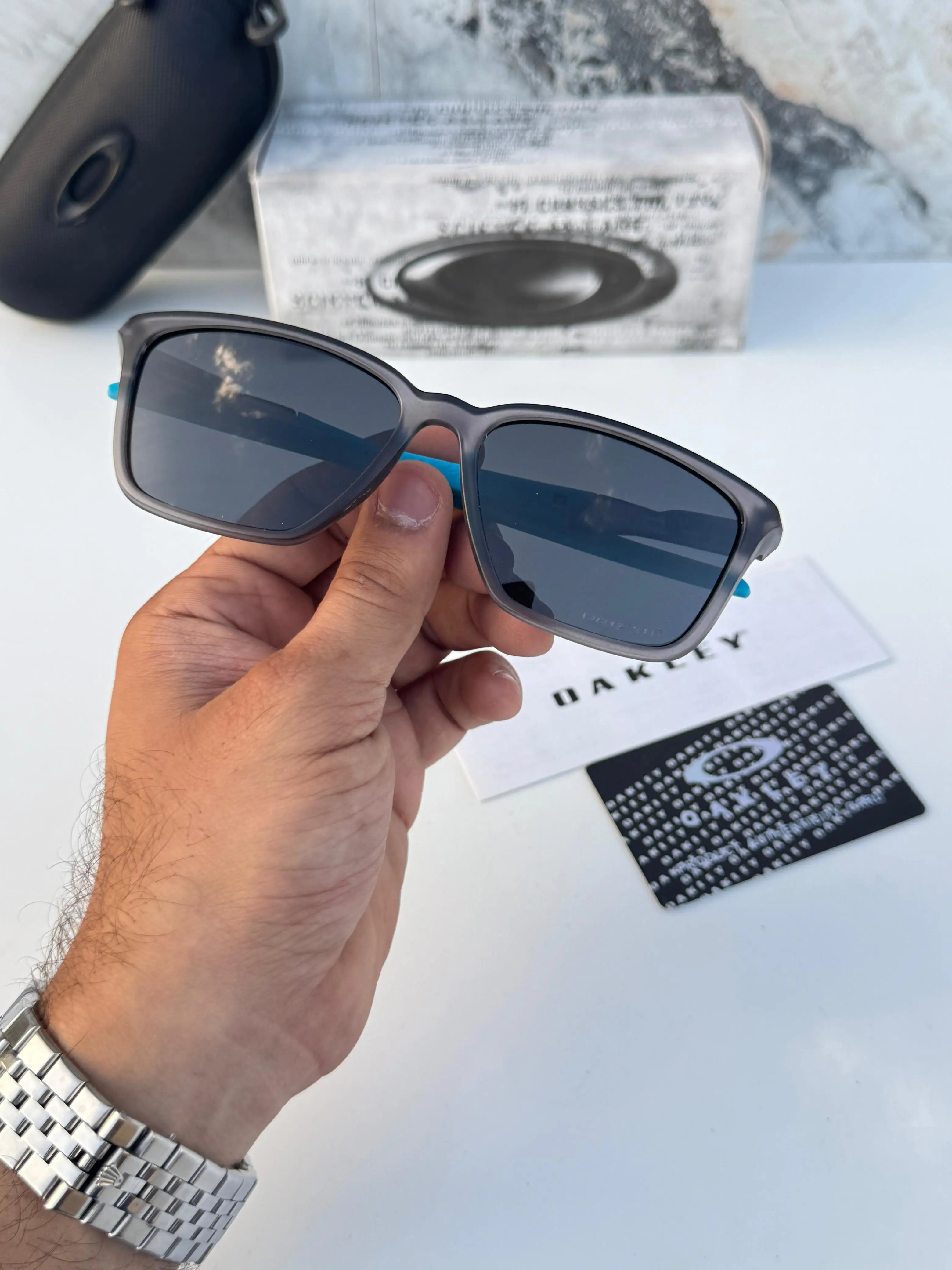 Oakley_1971_grey