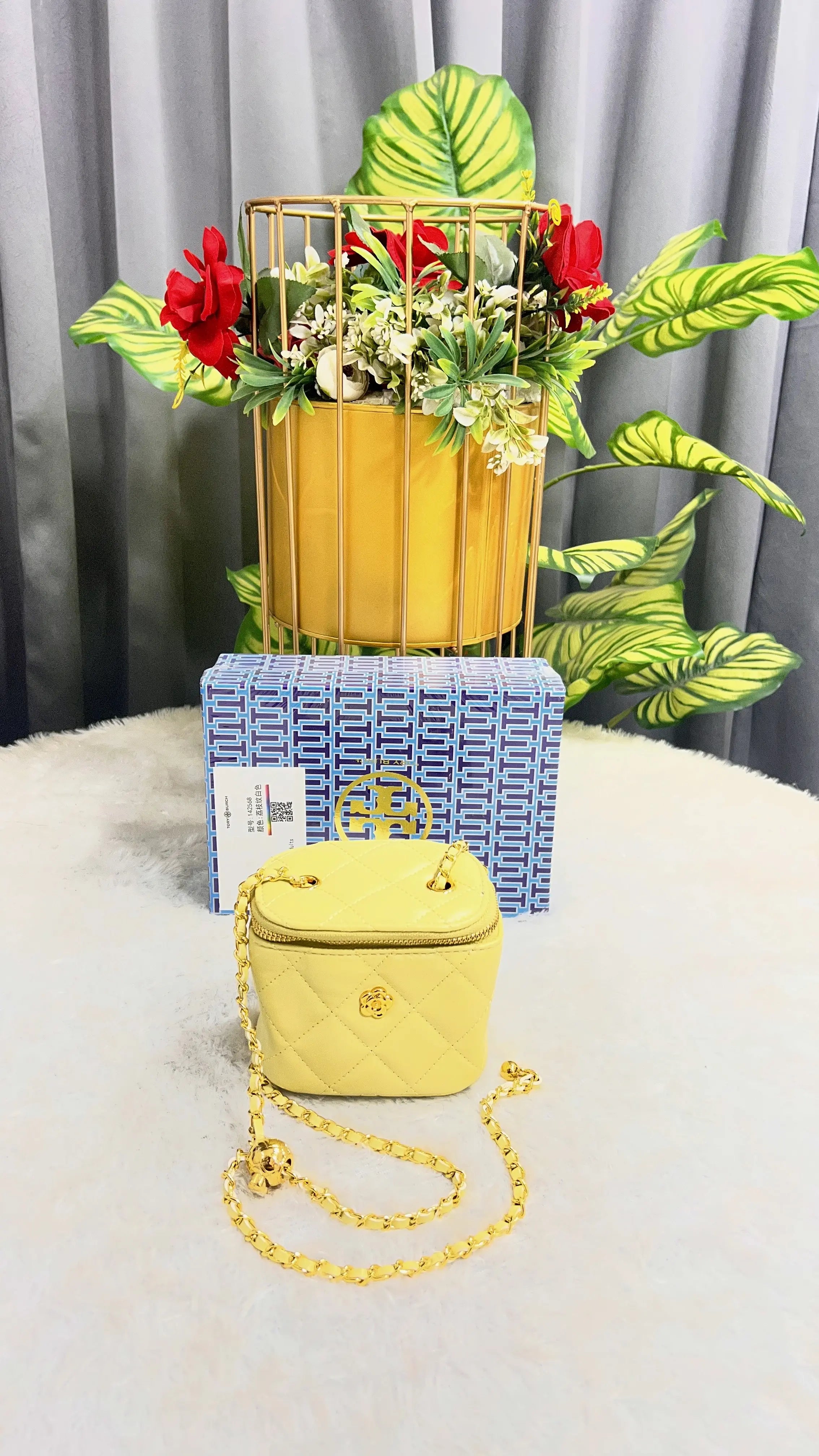 TORY BRUCH PREMIUM QUALITY IMPORTED MINI VANITY BAG Main image