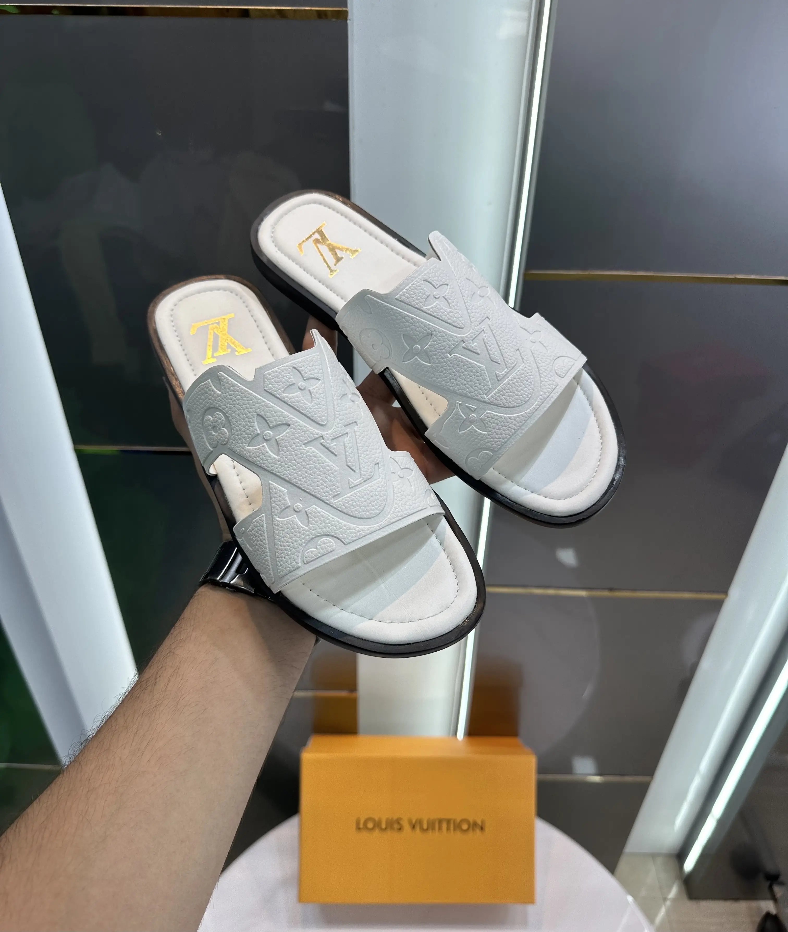Louis_Vuitton_White Leather Premium Slide
