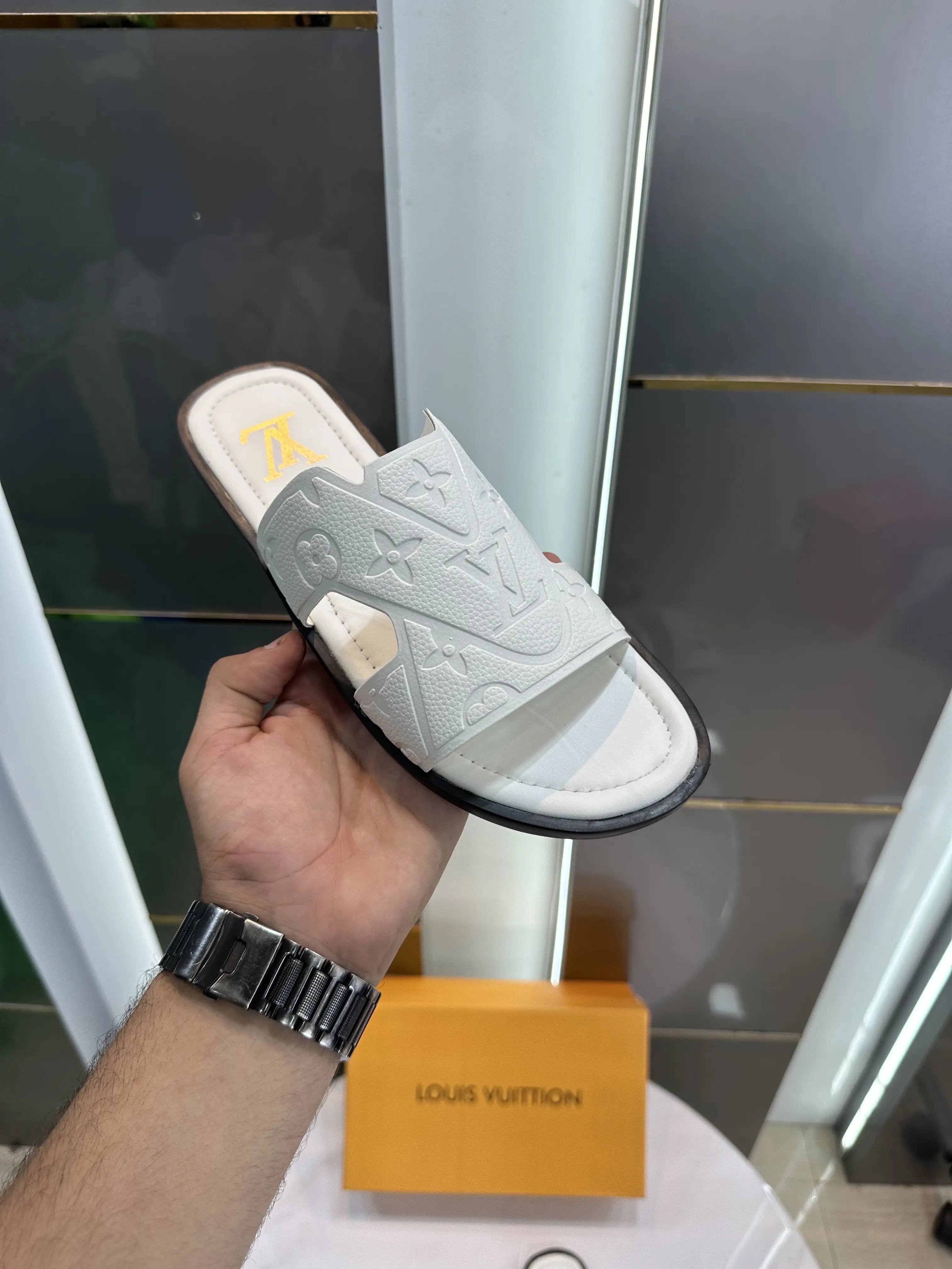 Louis_Vuitton_White Leather Premium Slide