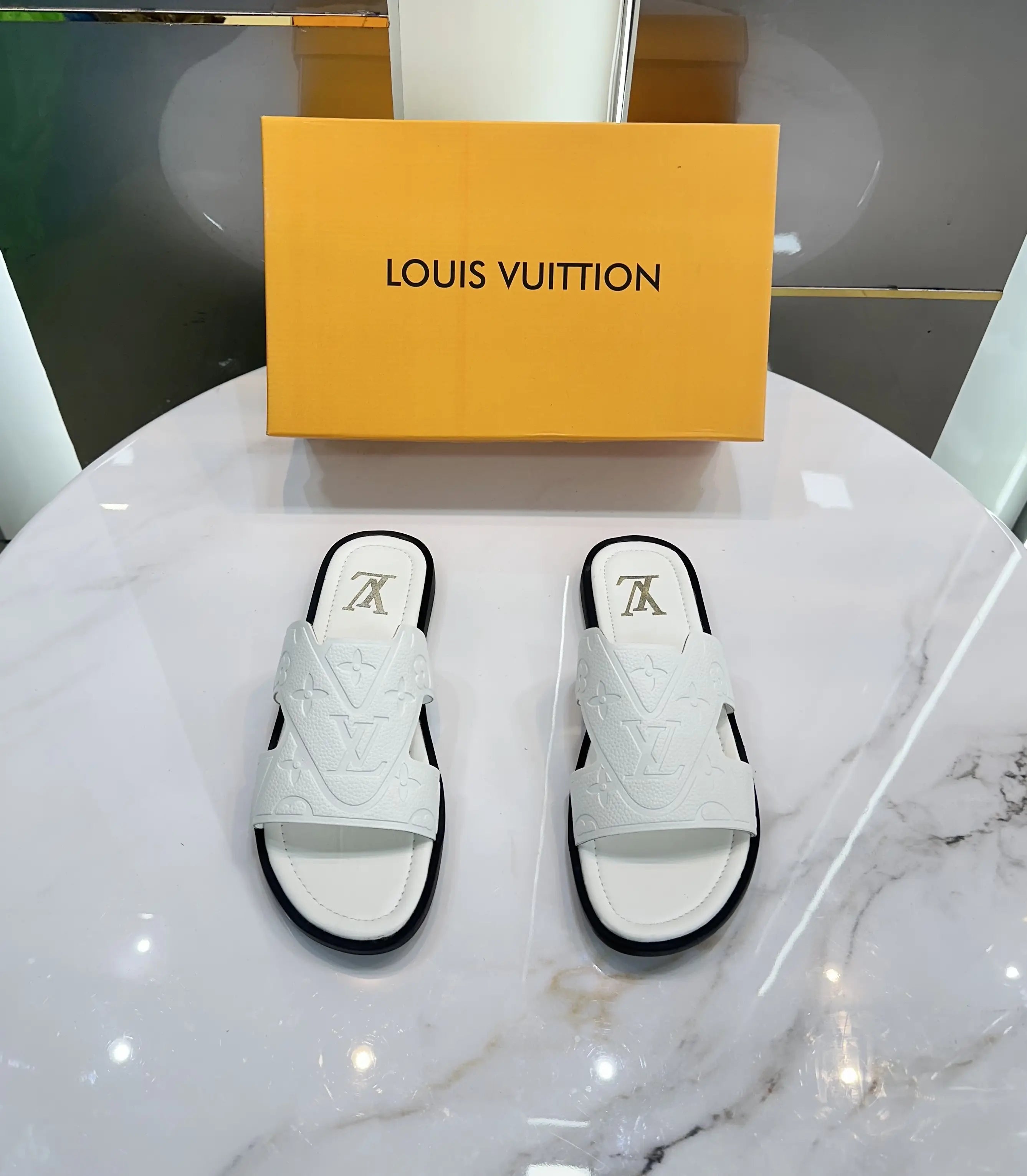 Louis_Vuitton_White Leather Premium Slide