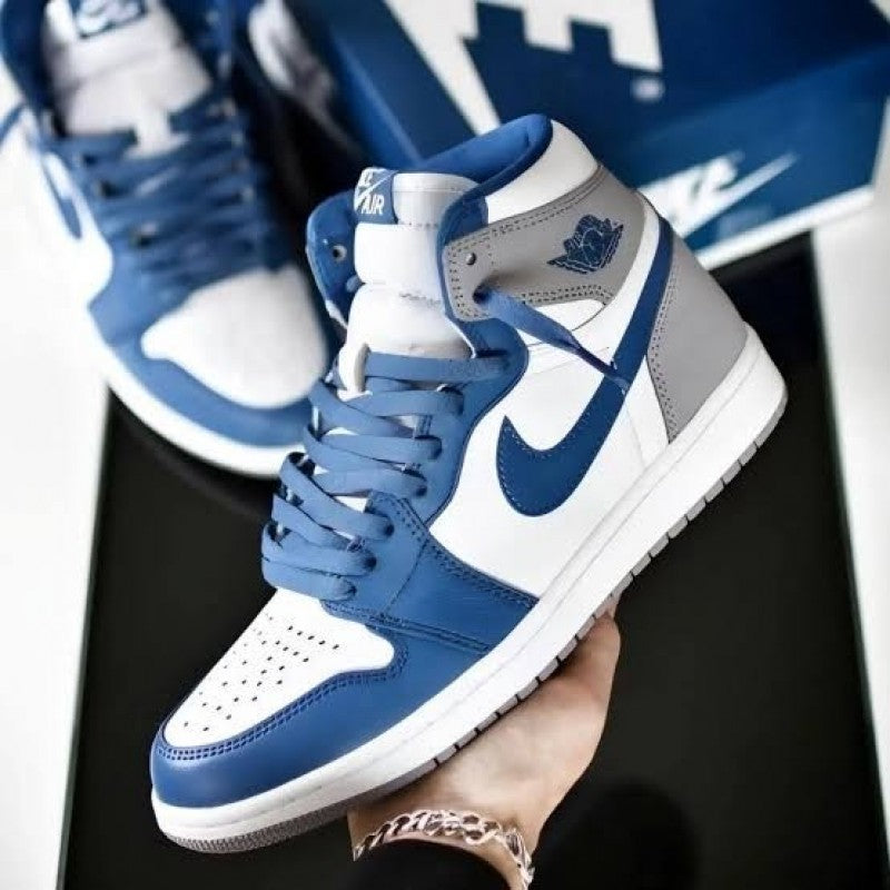 Nik e Air Jordan Retro 1 High True Secondary image