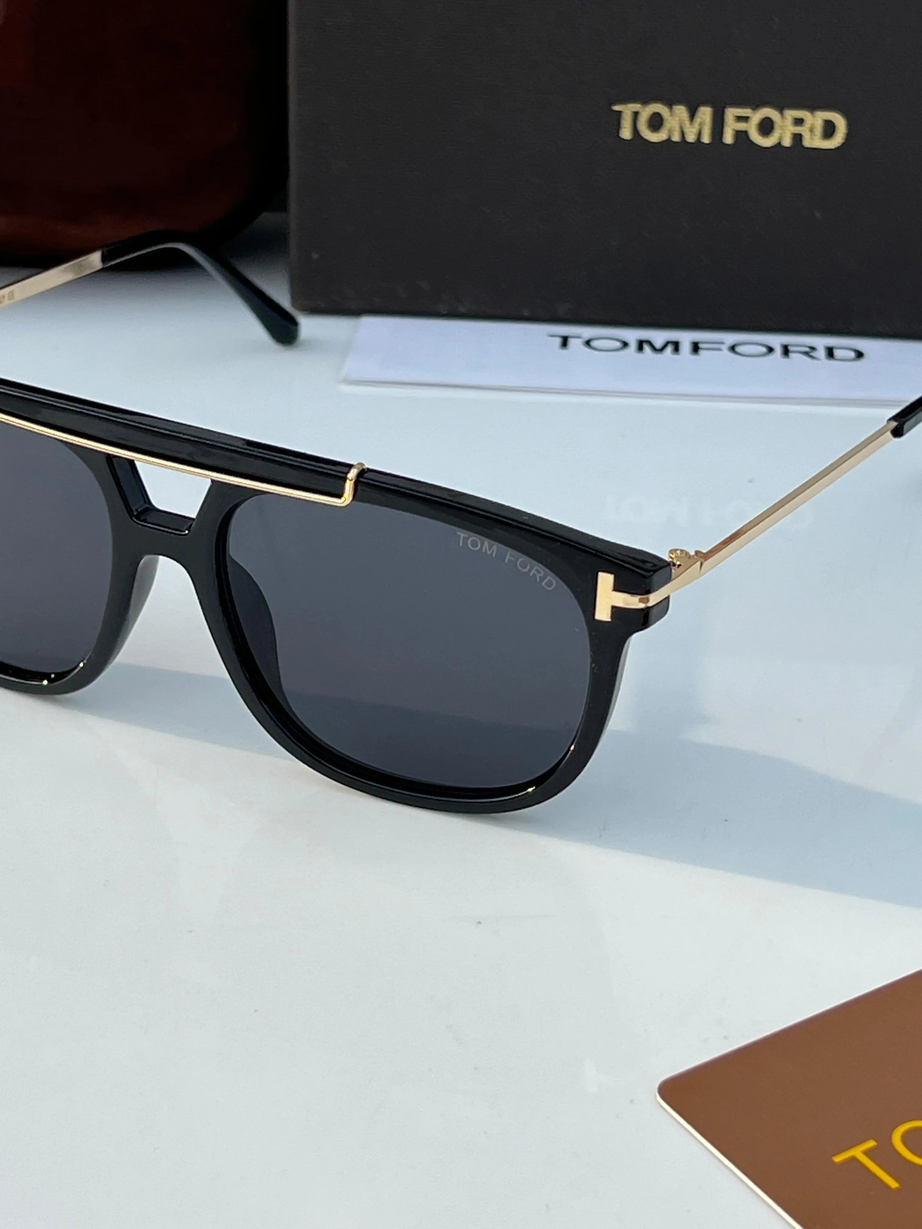 Tomford_319_black_gold
