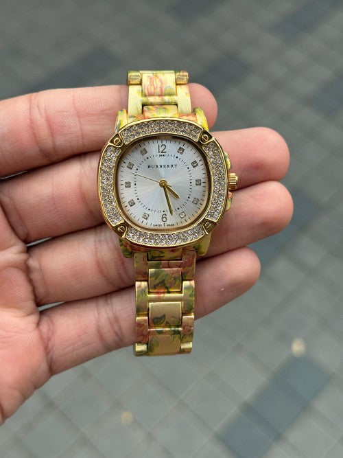 Burberr y Women Gold